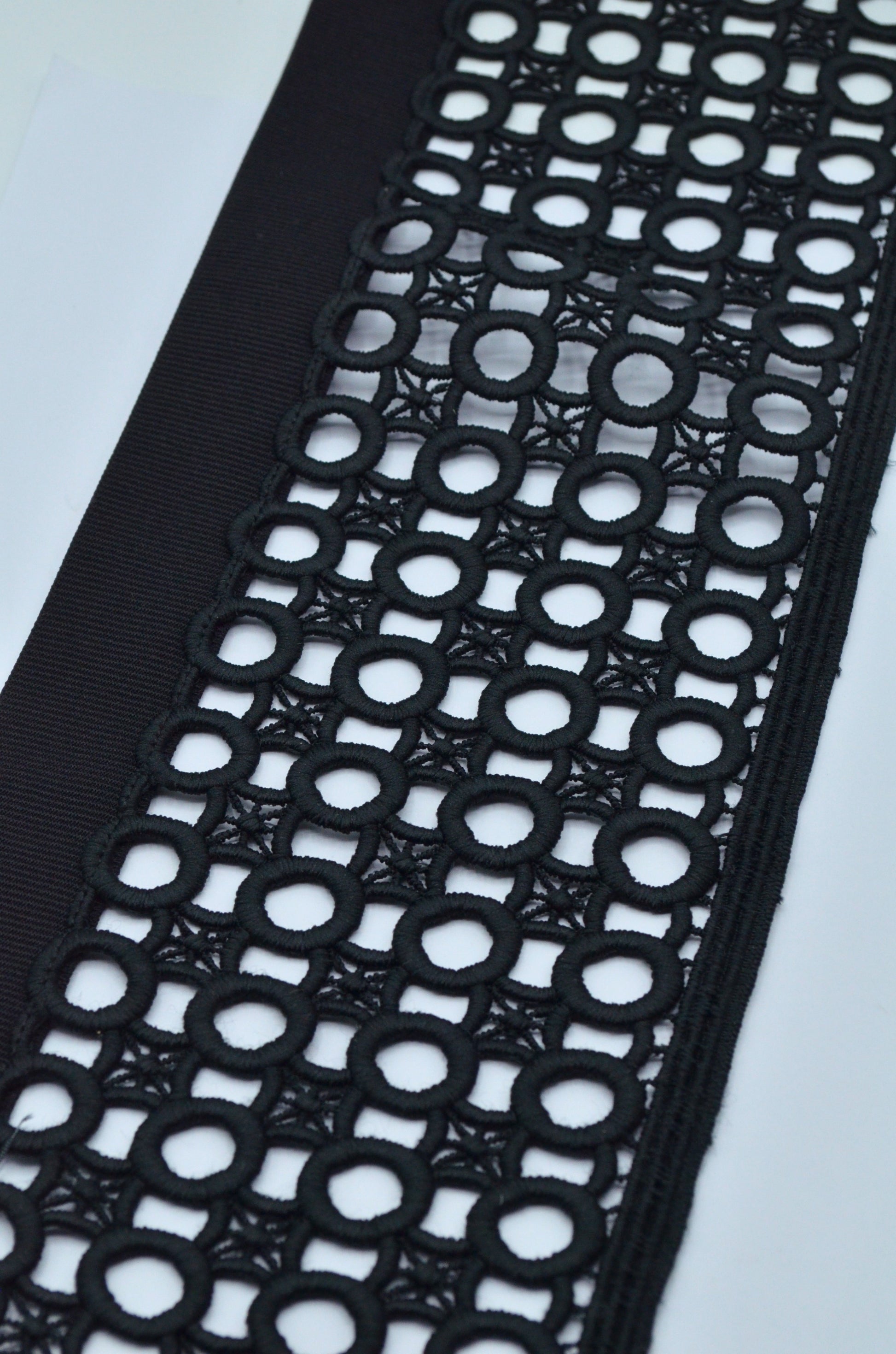 Pasmanterie Brodata Cu Margine Din Elastic 14cm, Negru