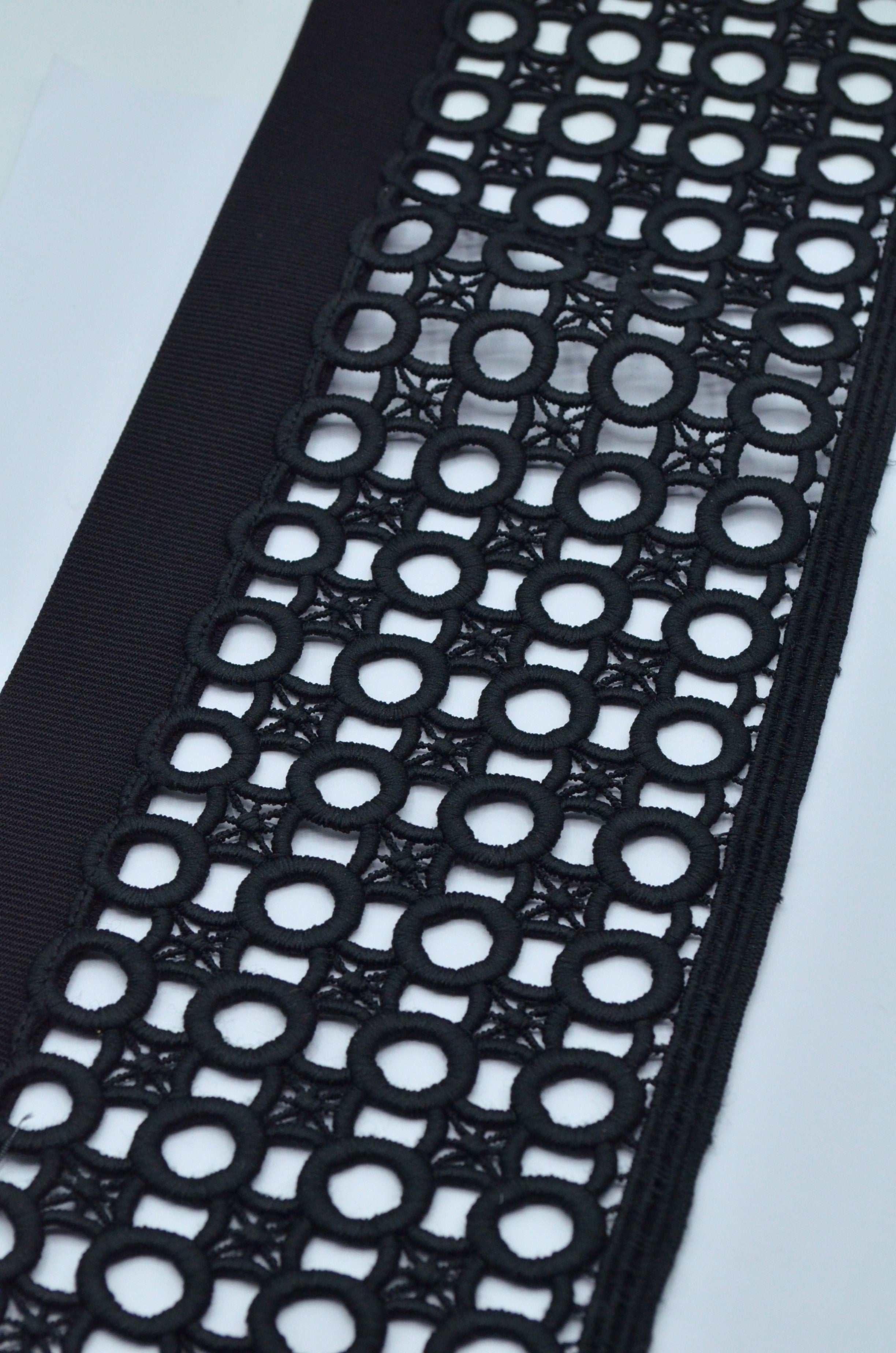 Pasmanterie Brodata Cu Margine Din Elastic 14cm, Negru