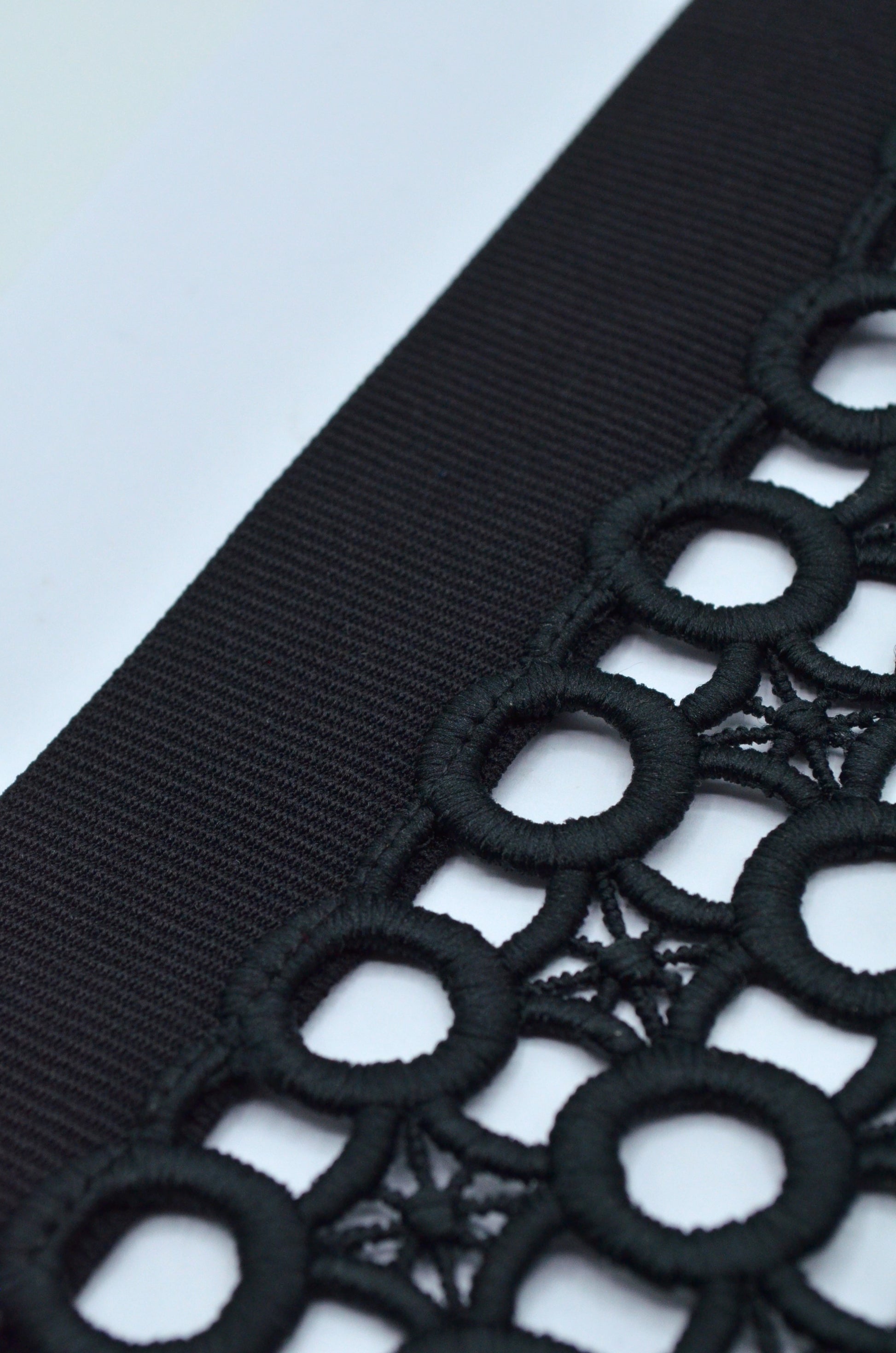 Pasmanterie Brodata Cu Margine Din Elastic 14cm, Negru