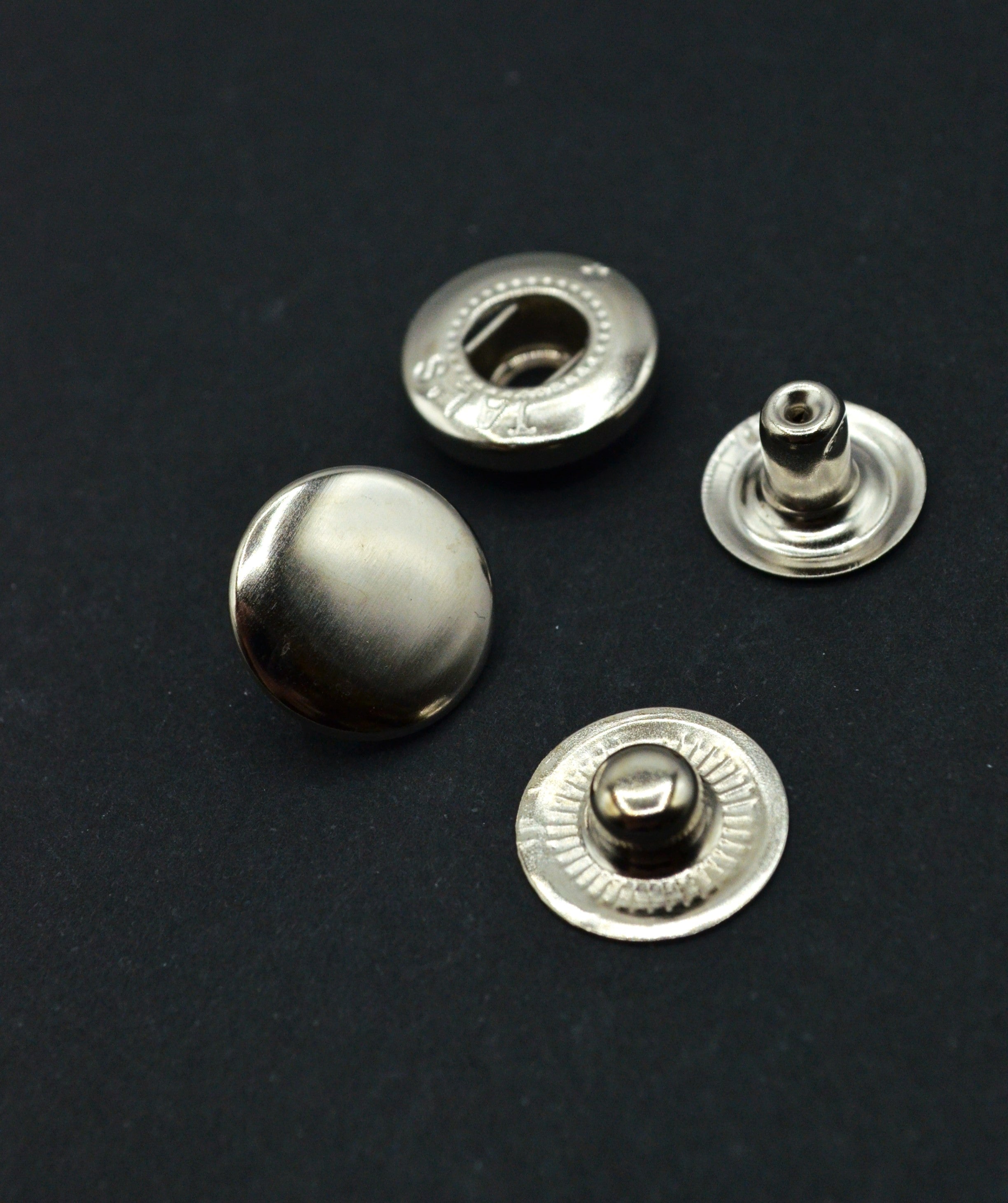 Capse Metalice Argintii Din 4 Piese, 15mm