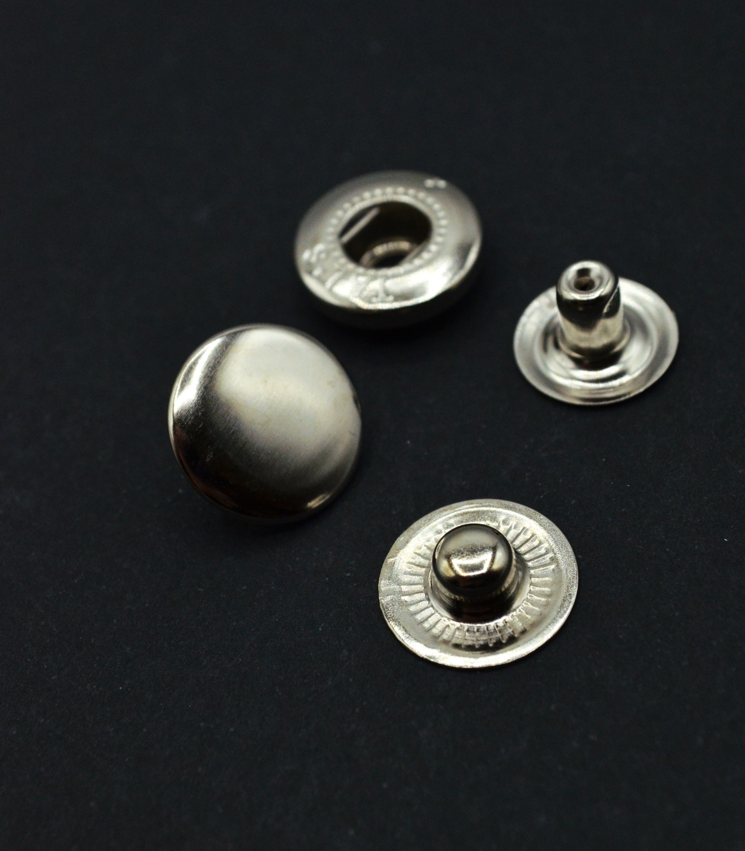 Capse Metalice Argintii Din 4 Piese, 15mm
