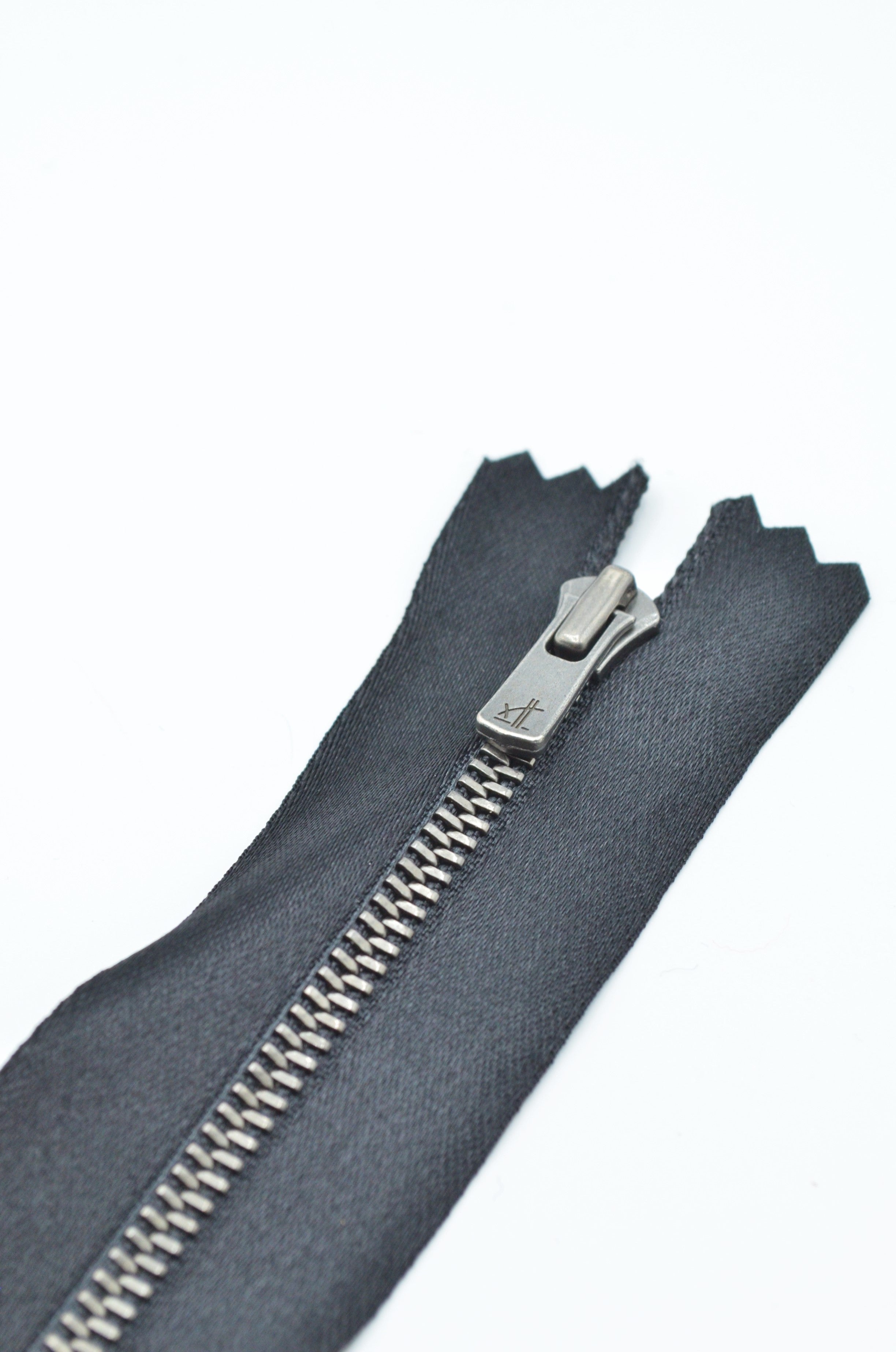 Fermoar Metalic Fix Pe Suport De Saten Negru, 26cm