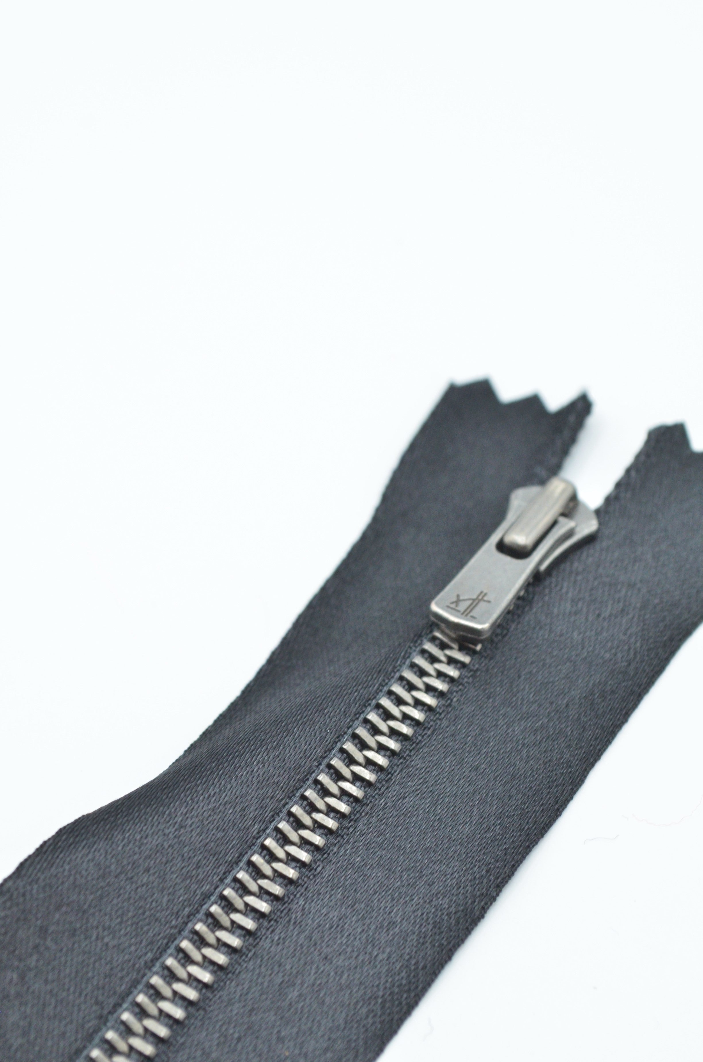Fermoar Metalic Fix Pe Suport De Saten Negru, 26cm