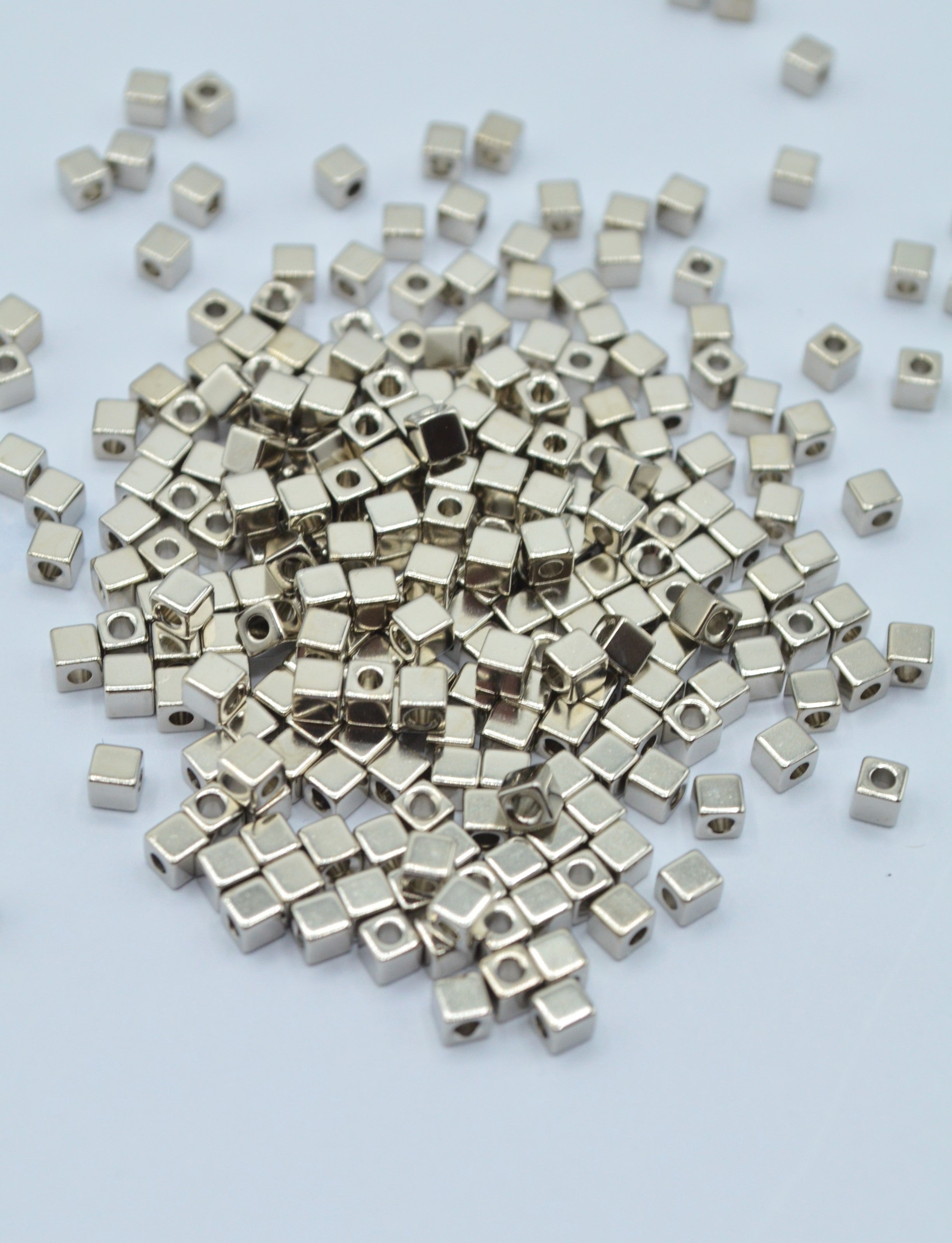 Margele metalice cubice 3mm argintii, 55gr/pachet