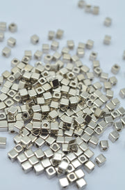 Margele metalice cubice 3mm argintii, 55gr/pachet