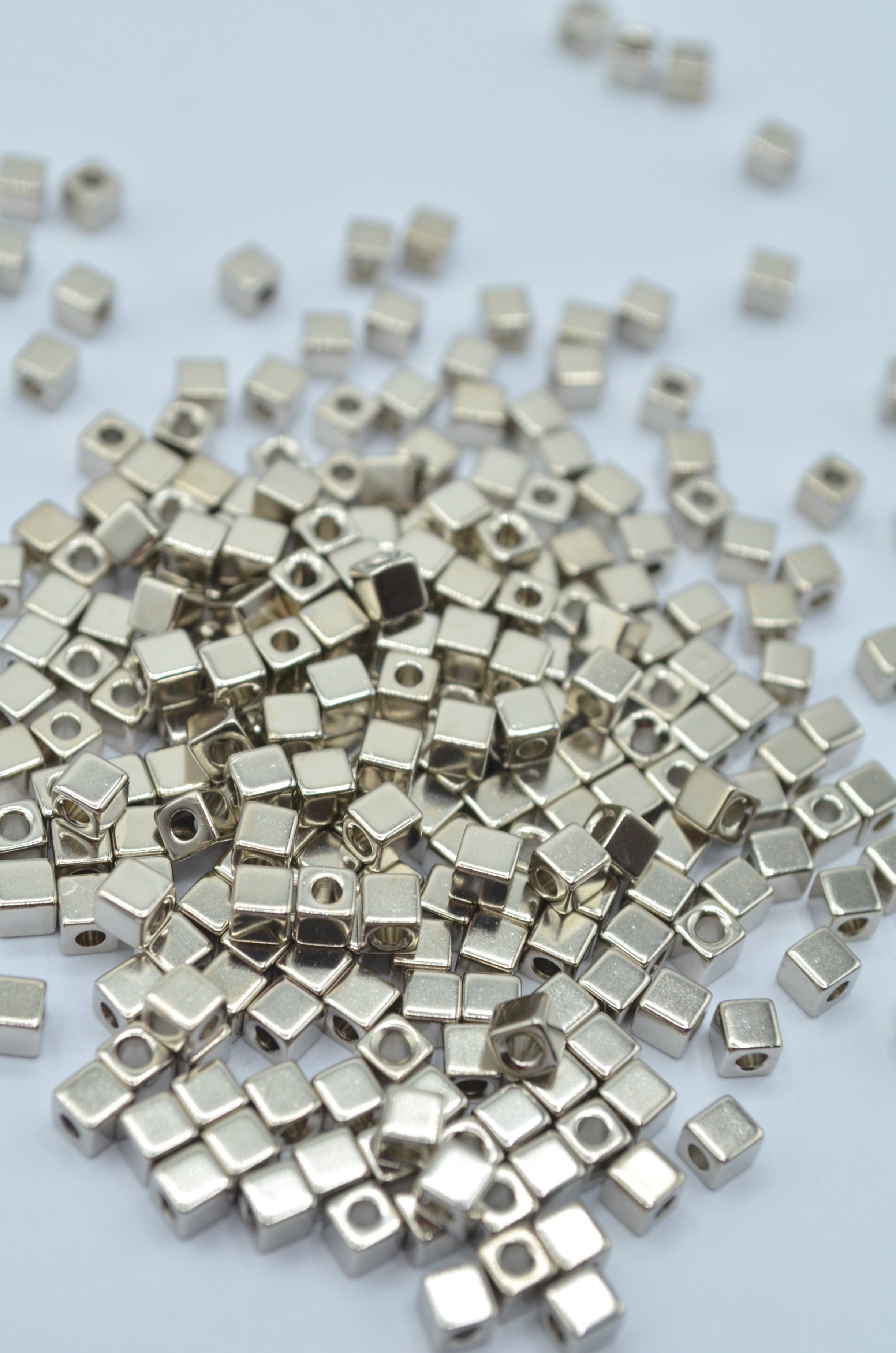 Margele metalice cubice 3mm argintii, 55gr/pachet