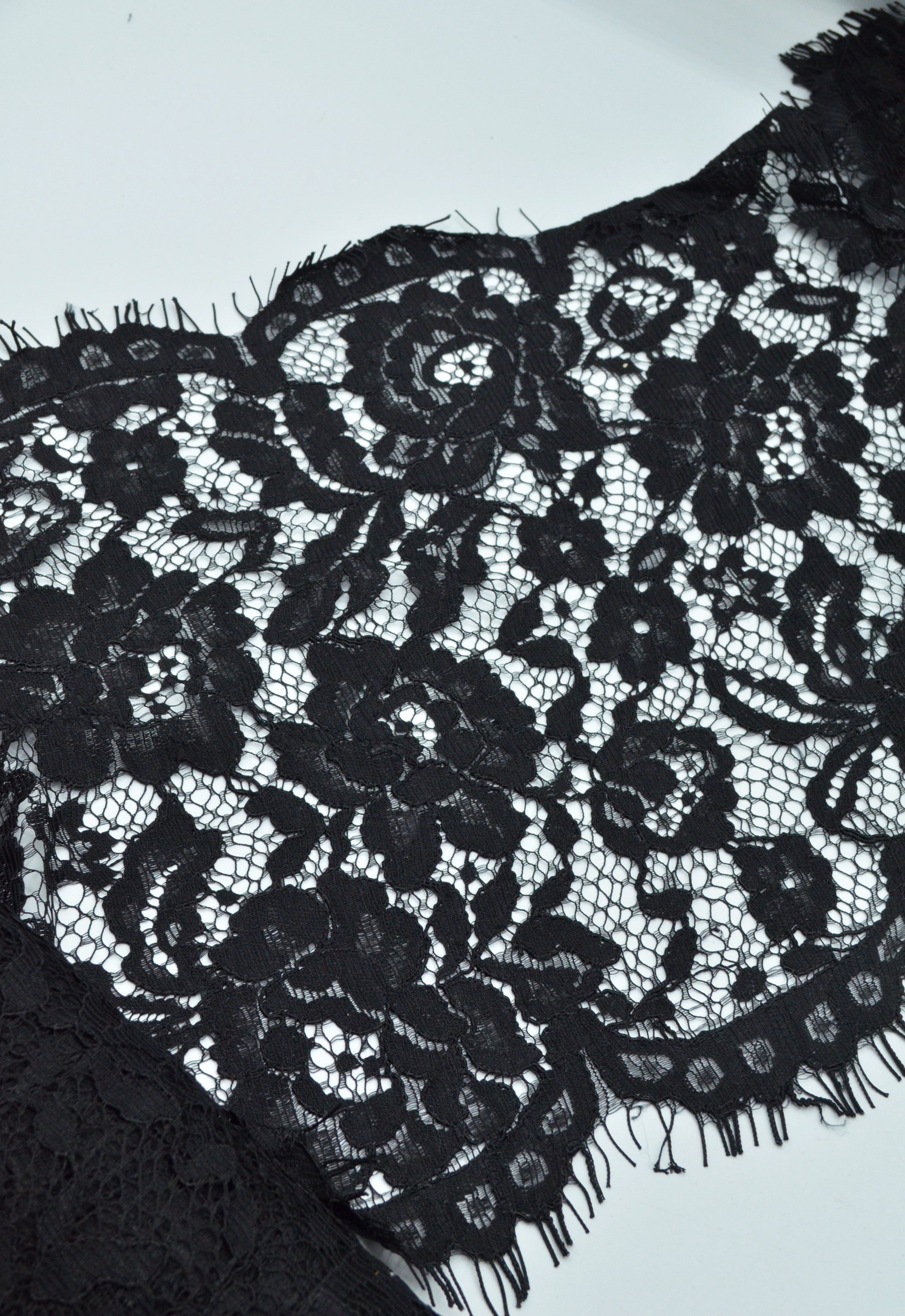Dantela Chantilly Mai Groasa 30cm Neagra - Pret/Metru