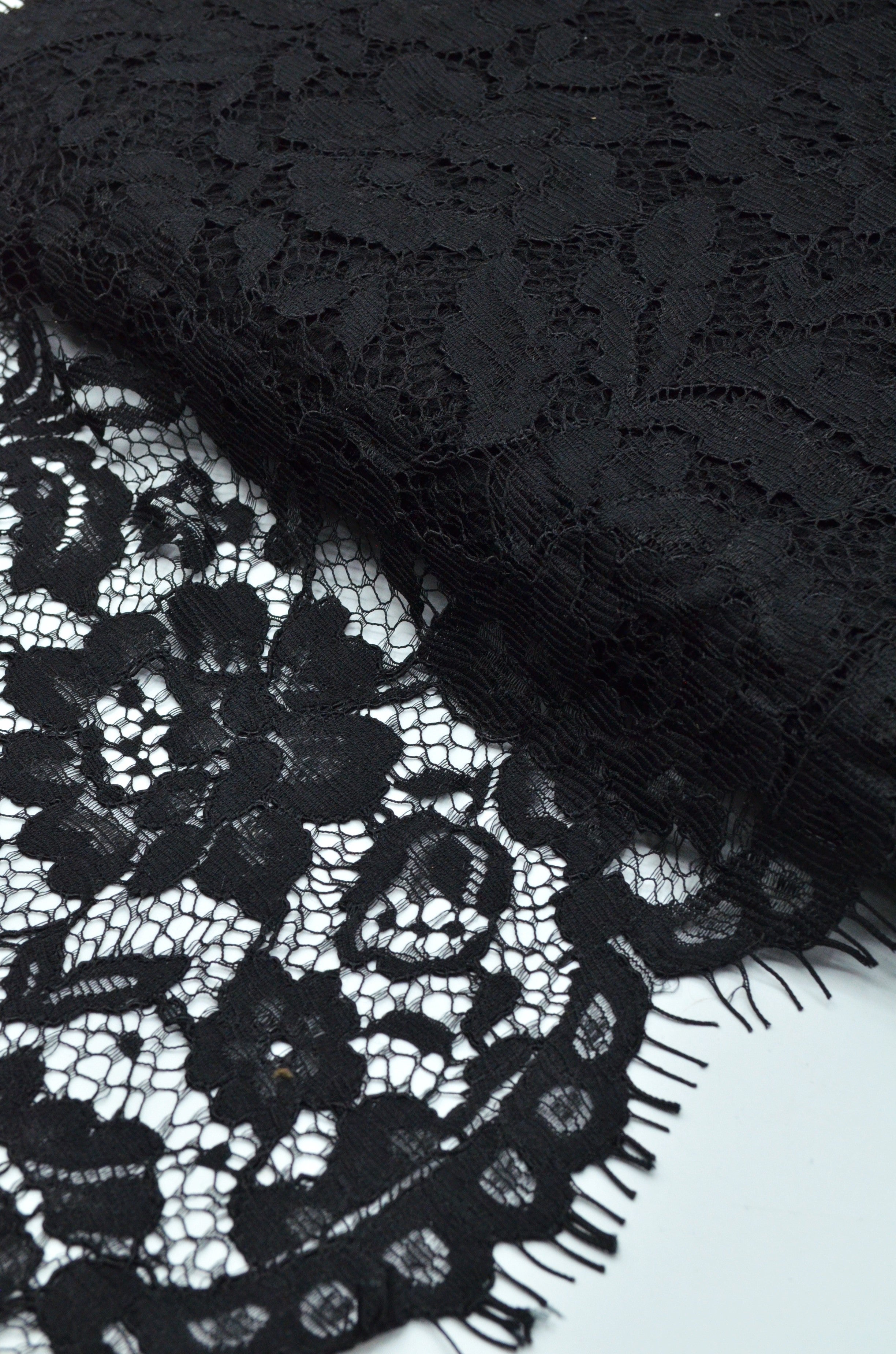 Dantela Chantilly Mai Groasa 30cm Neagra - Pret/Metru