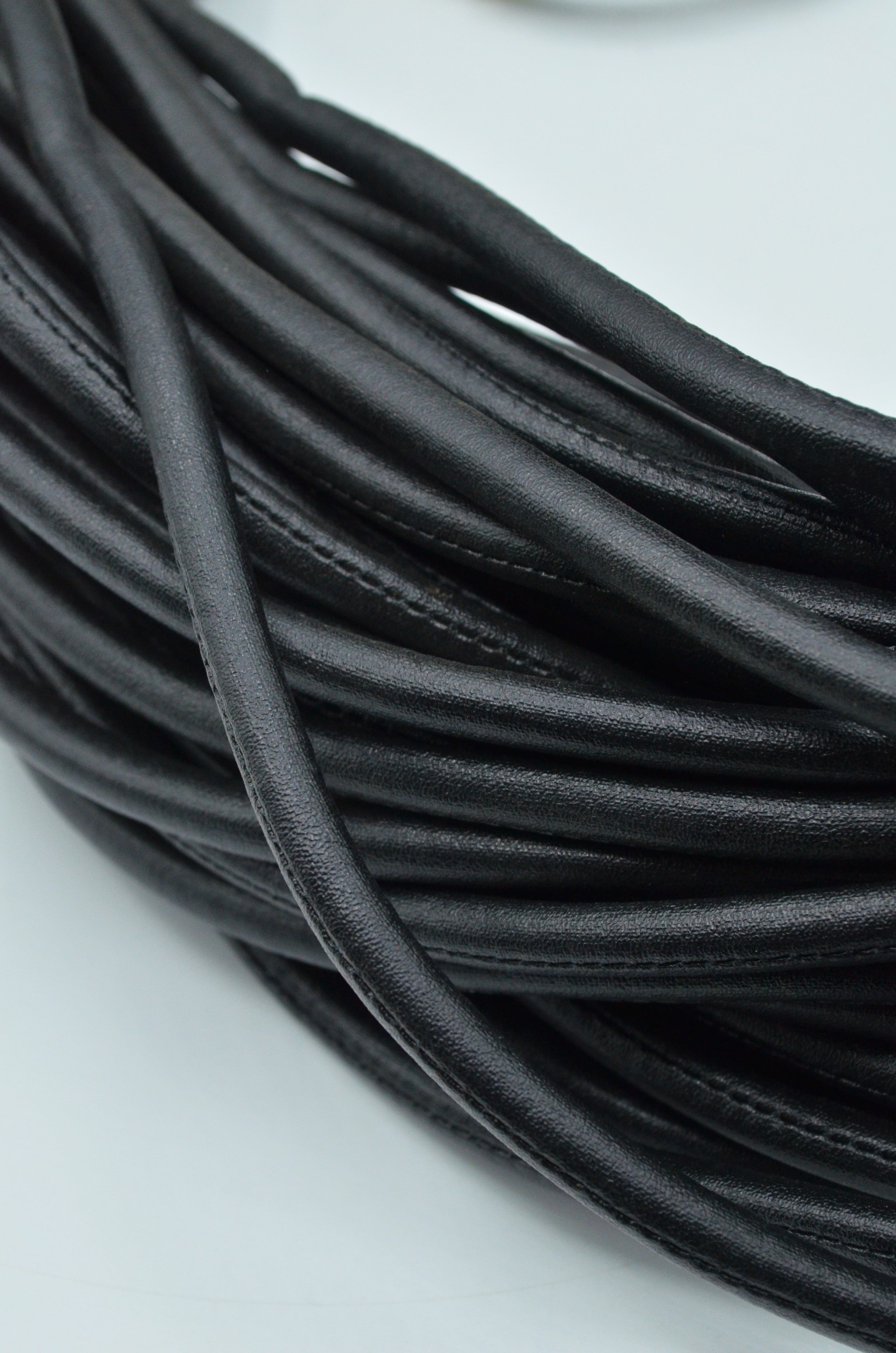 Snur Buretat din Piele Ecologica Neagra - 7mm Grosime