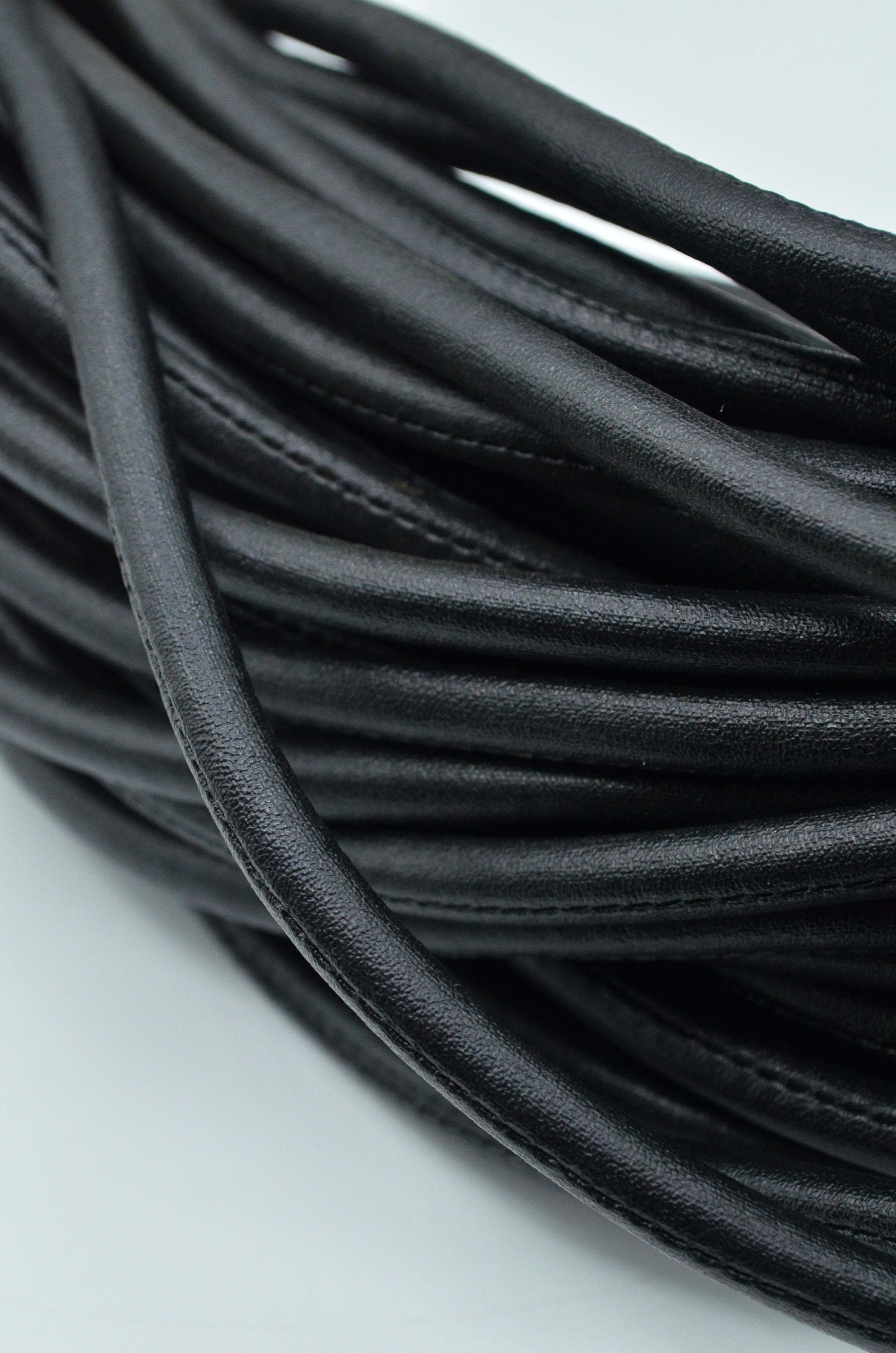 Snur Buretat din Piele Ecologica Neagra - 7mm Grosime