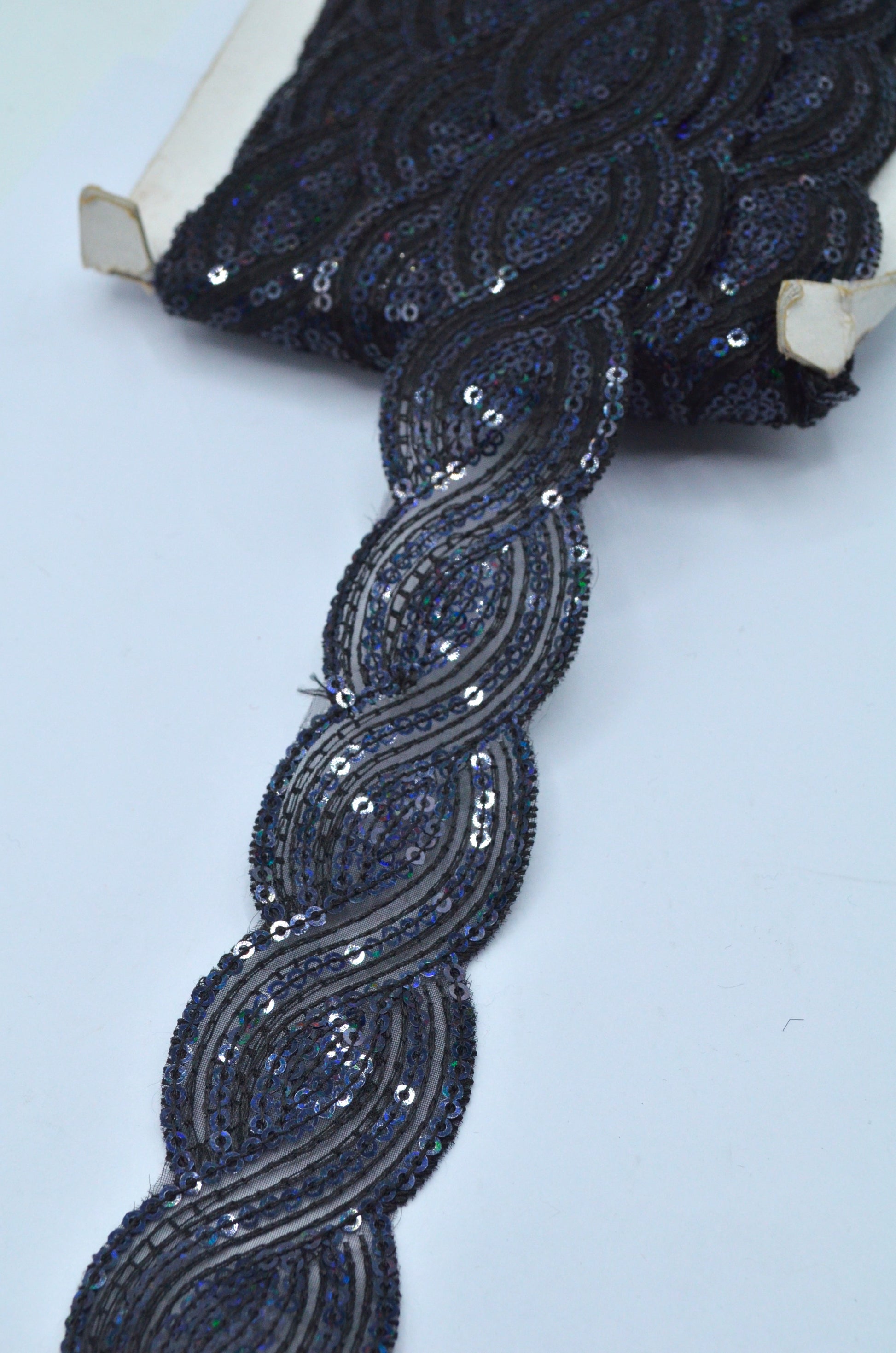 Pasmanterie Cu Paiete 3.90cm, Negru Cu Bleumarin