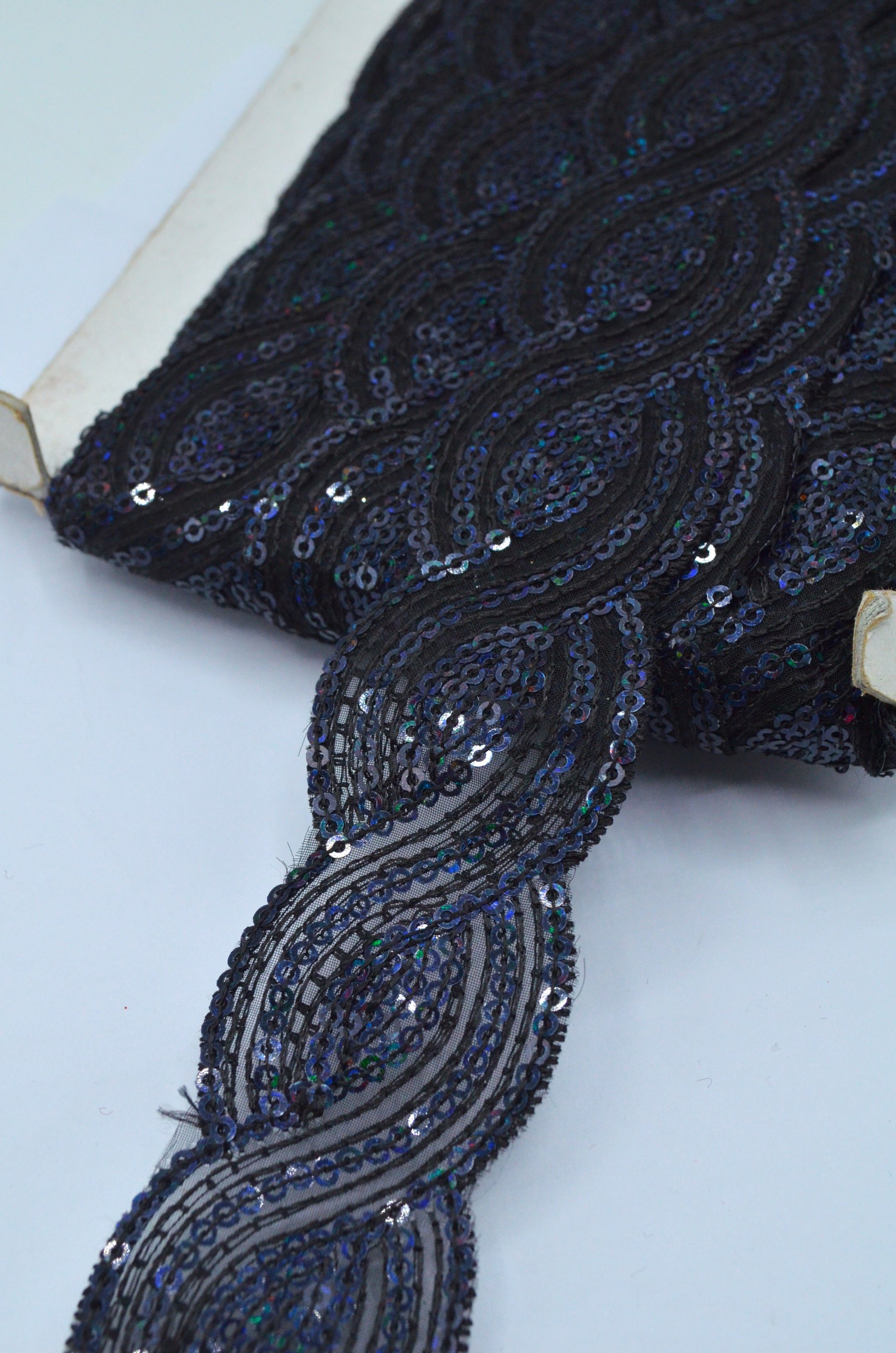 Pasmanterie Cu Paiete 3.90cm, Negru Cu Bleumarin