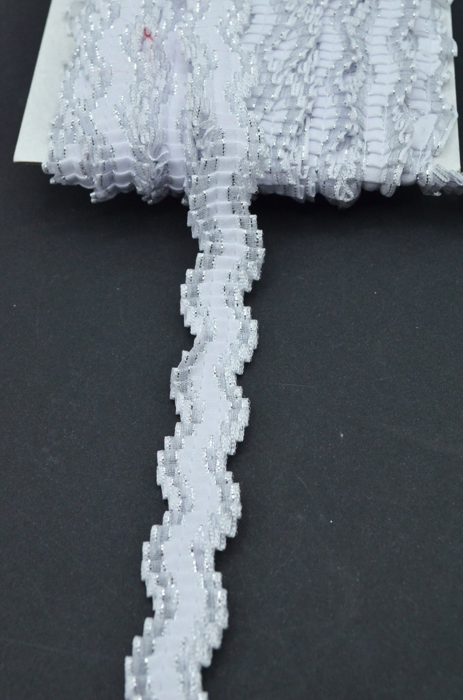 Pasmanterie Plisata Alba Cu Fir Argintiu, 3cm