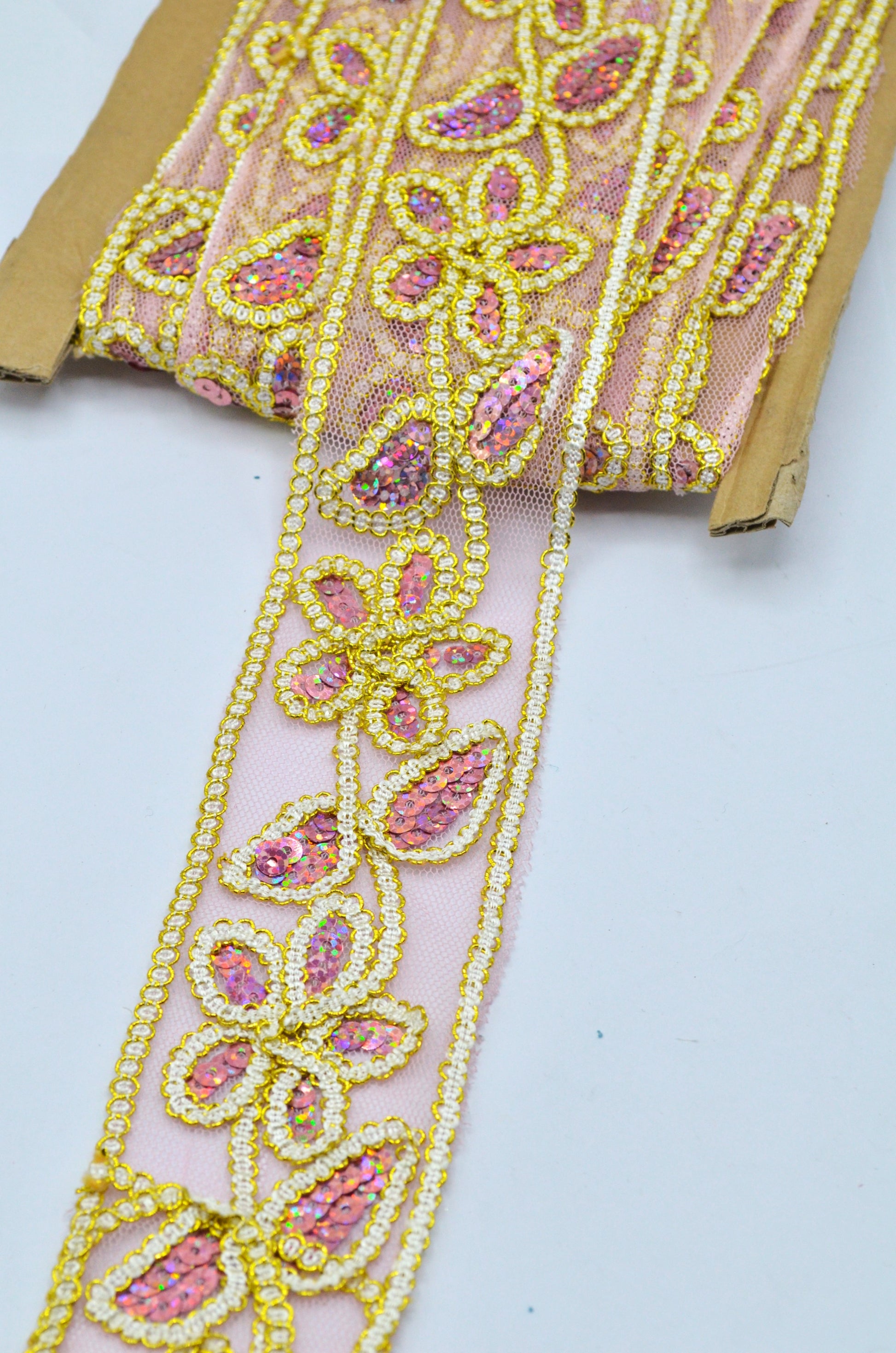 Pasmanterie Cu Paiete Si Organza 5.50cm, Roz
