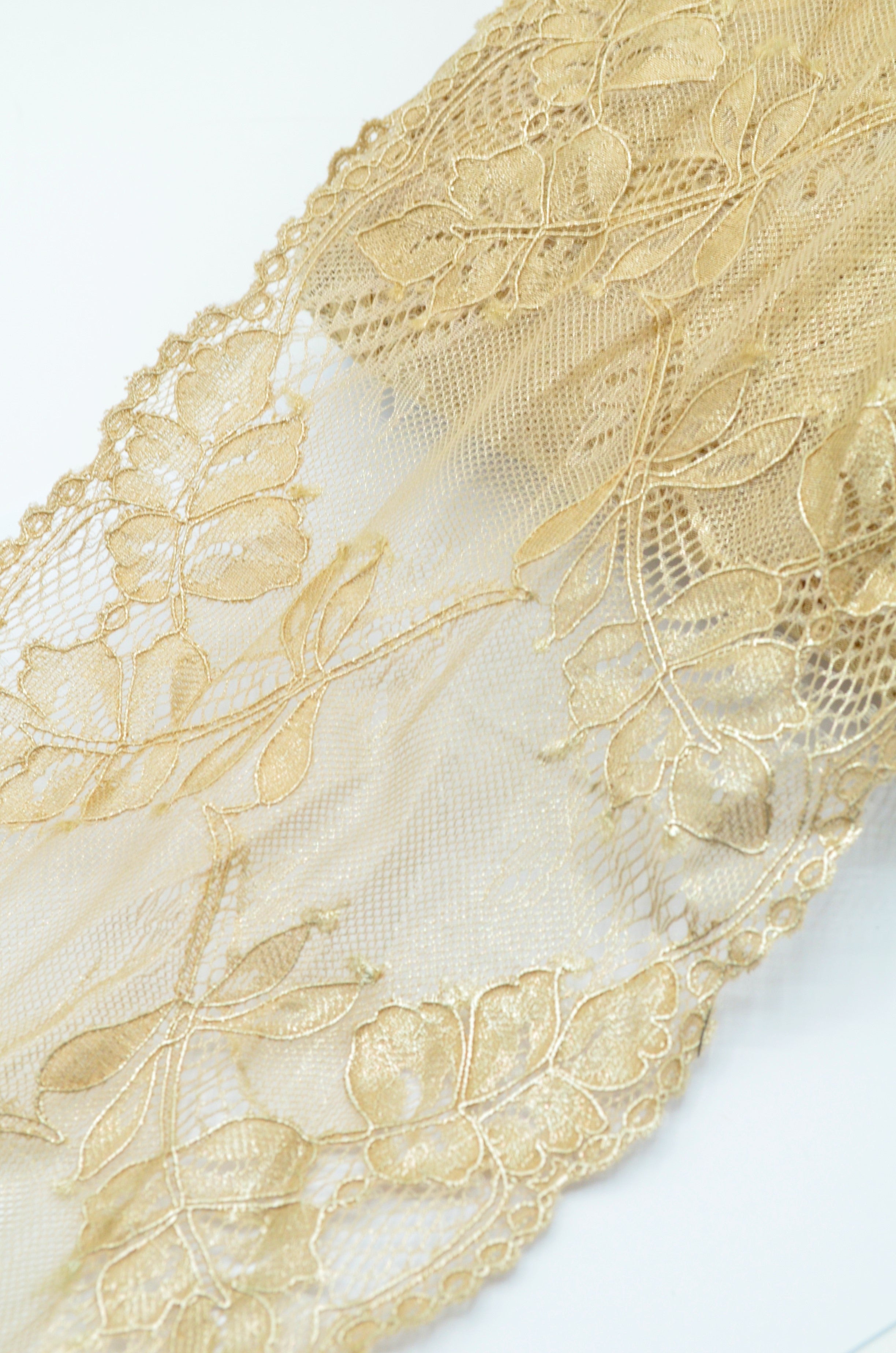 Dantela Elastica Bej Cu Pelicula Aurie, 15cm