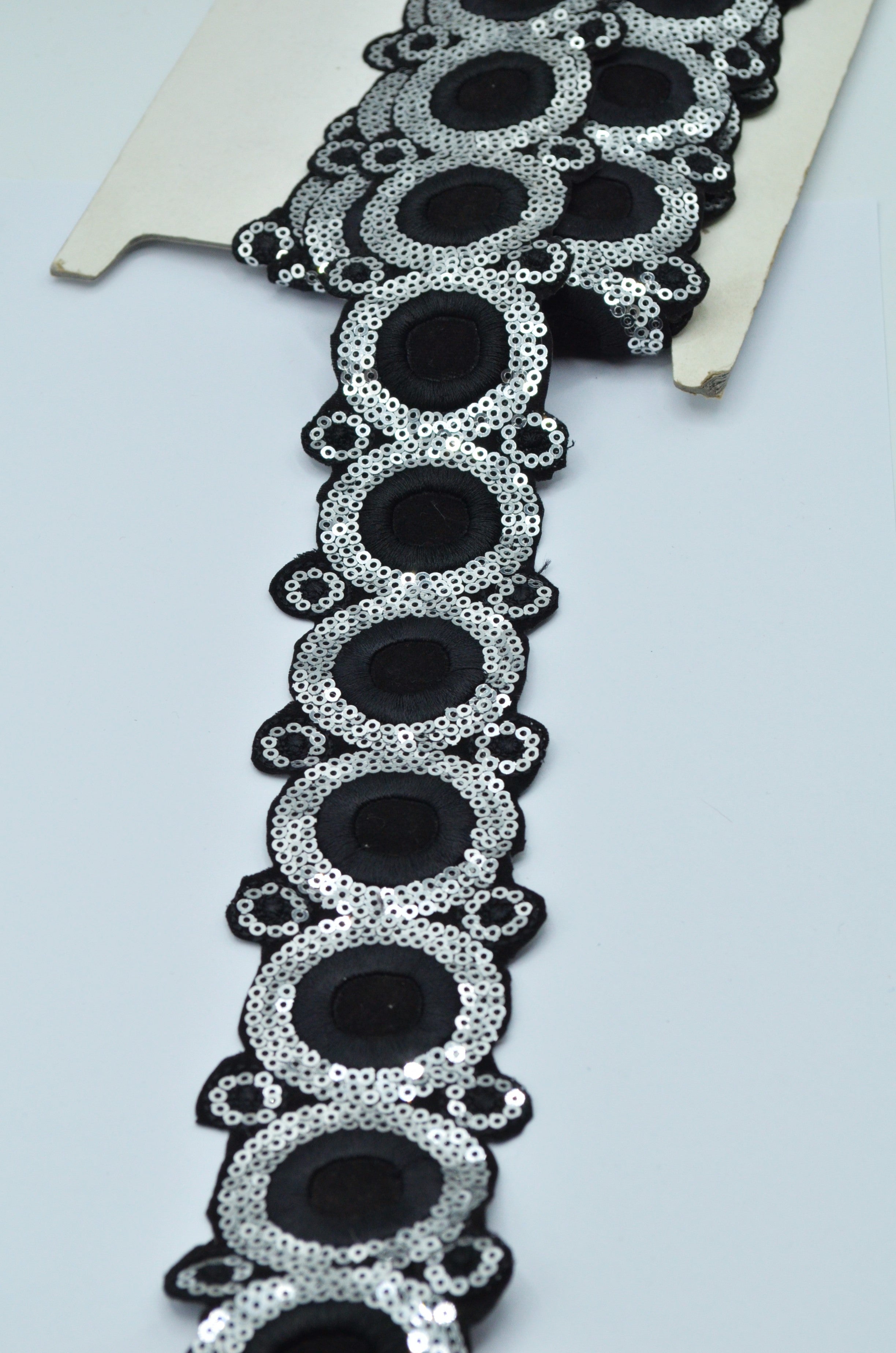 Pasmanterie Termoadeziva, 5cm, Negru Cu Argintiu
