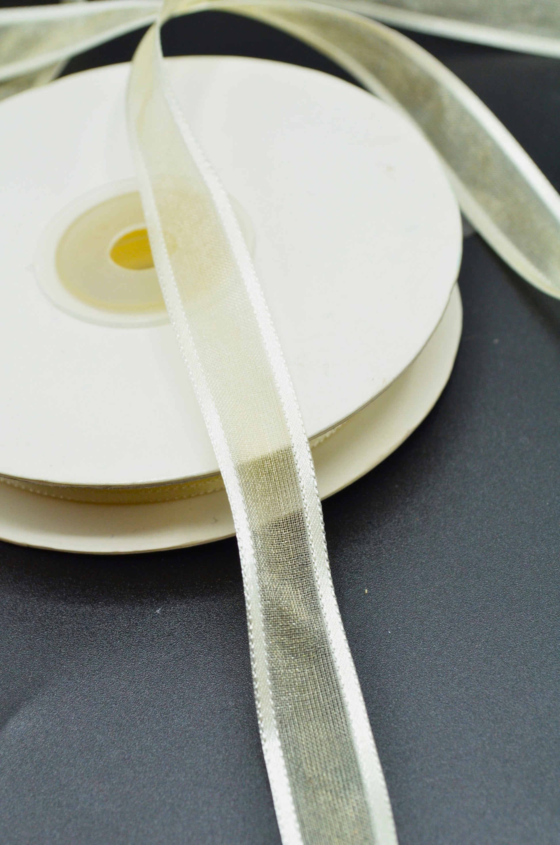 Panglica Organza Cu Margini Satinate 1.40cm, Crem