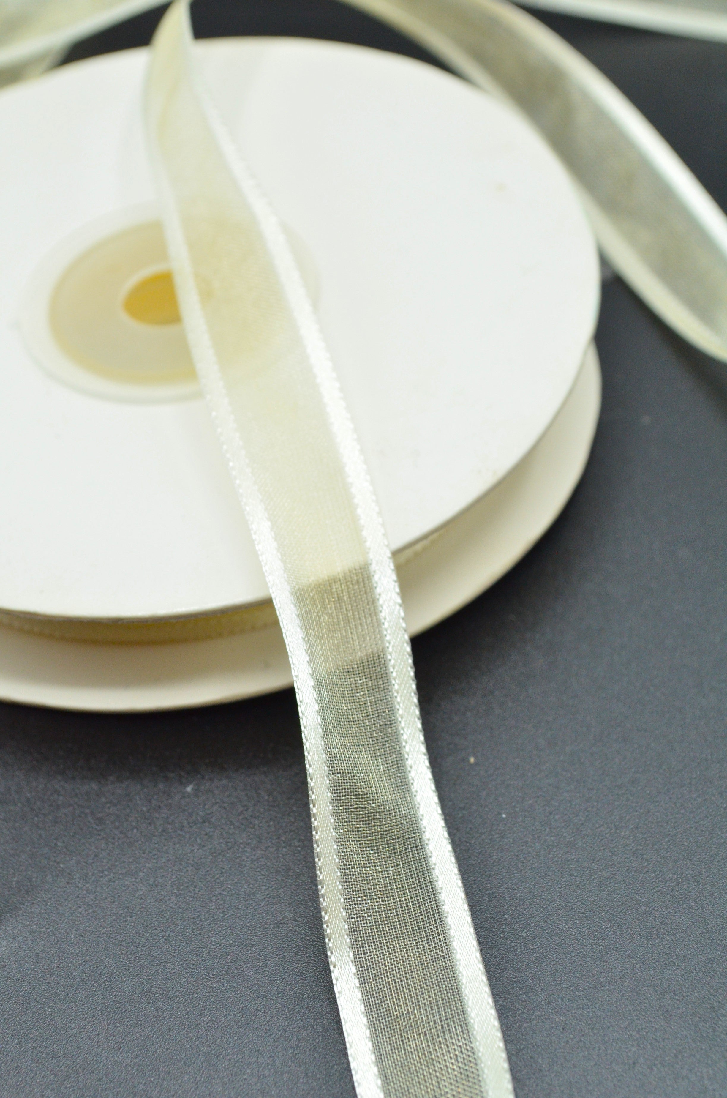 Panglica Organza Cu Margini Satinate 1.40cm, Crem