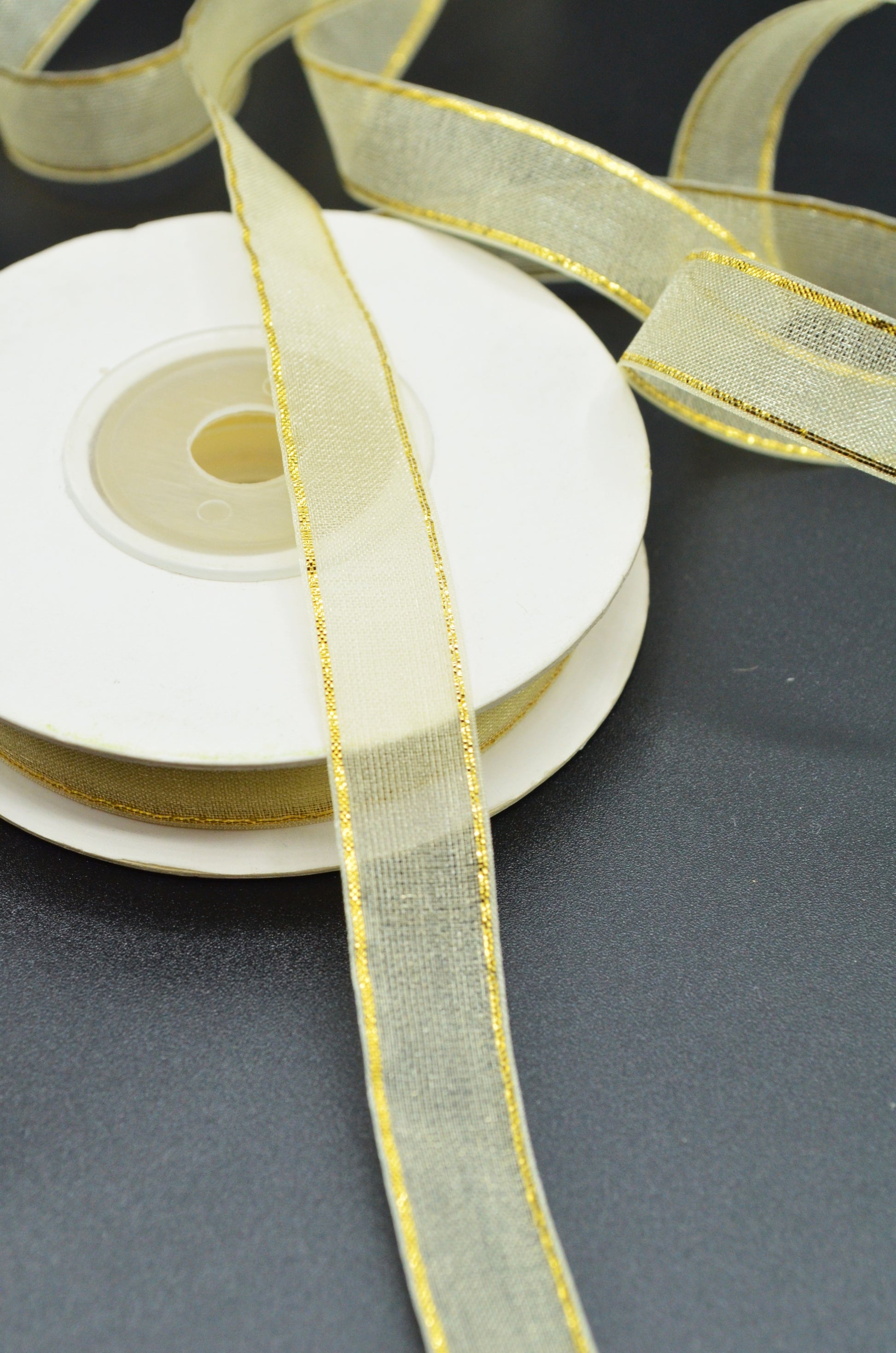 Panglica Organza Cu Fir Lurex Auriu 1.20cm, Crem