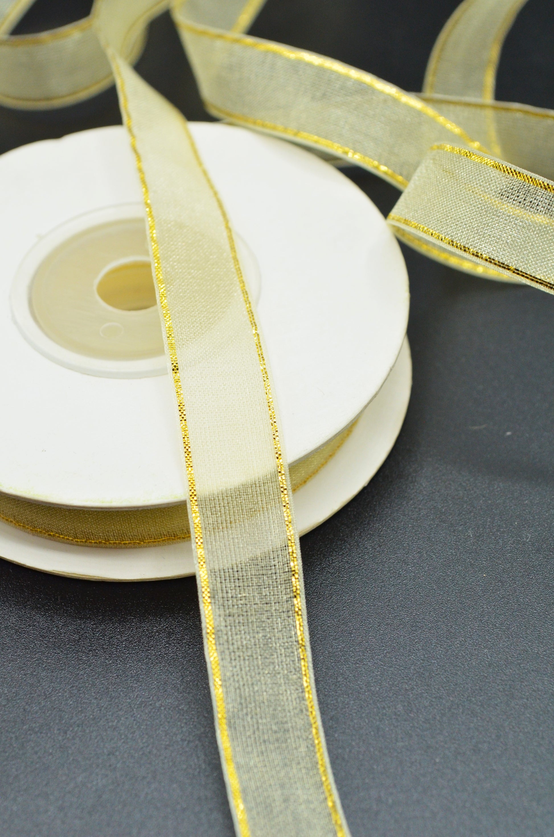 Panglica Organza Cu Fir Lurex Auriu 1.20cm, Crem