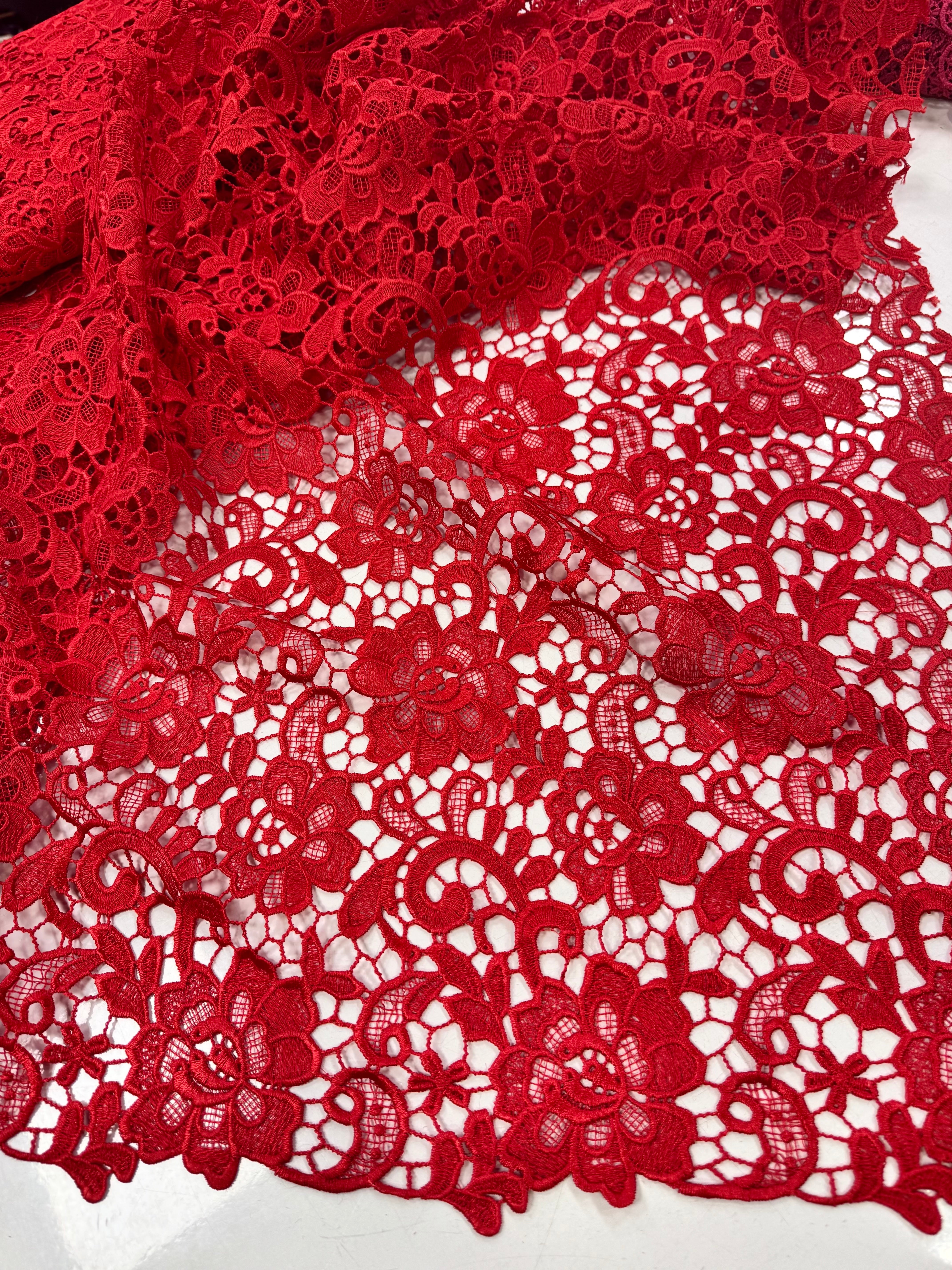 Broderie Sparta, Rosu