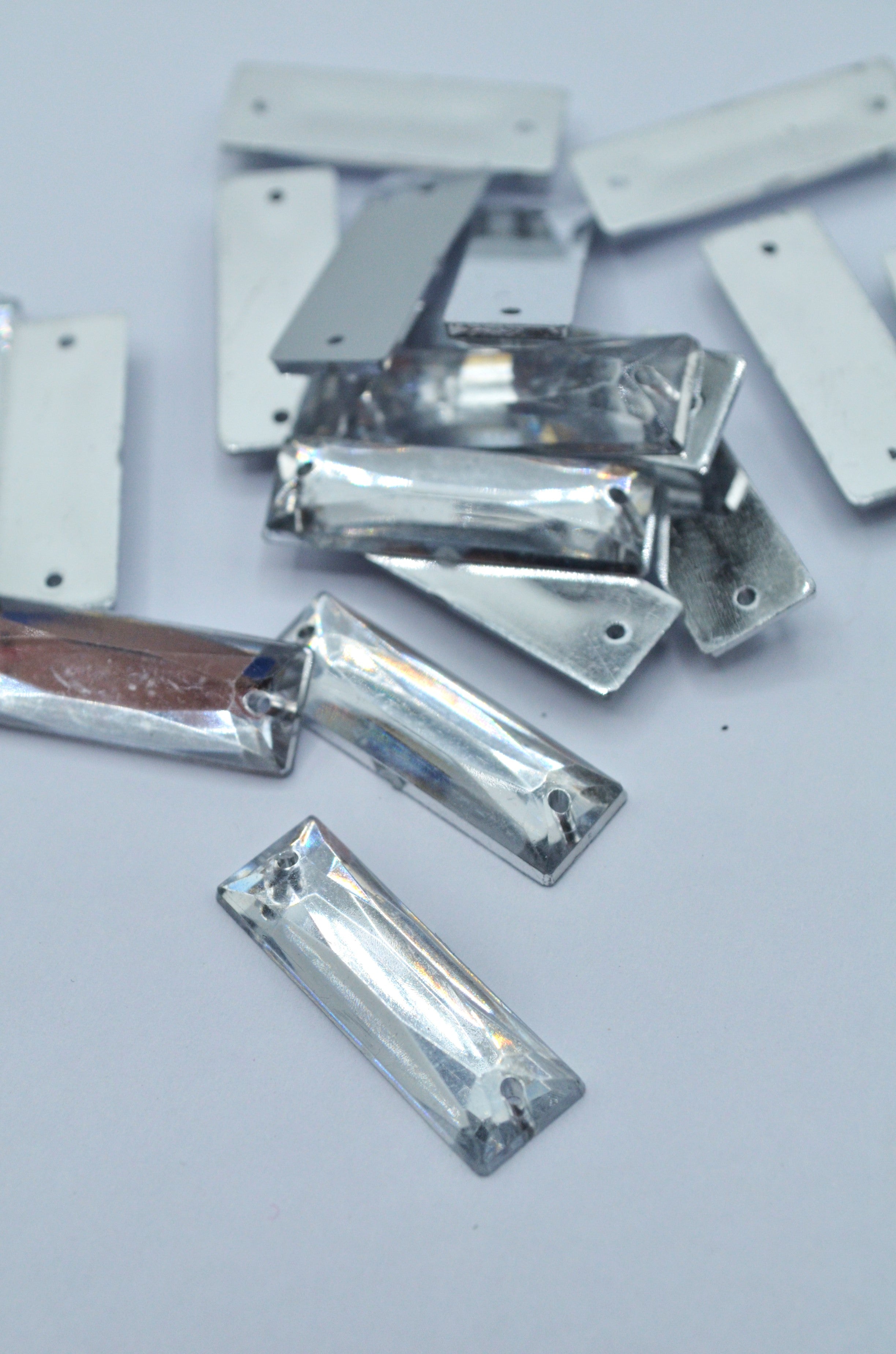 Pietre De Plastic De Cusut 8x23mm, (20buc/Pachet)