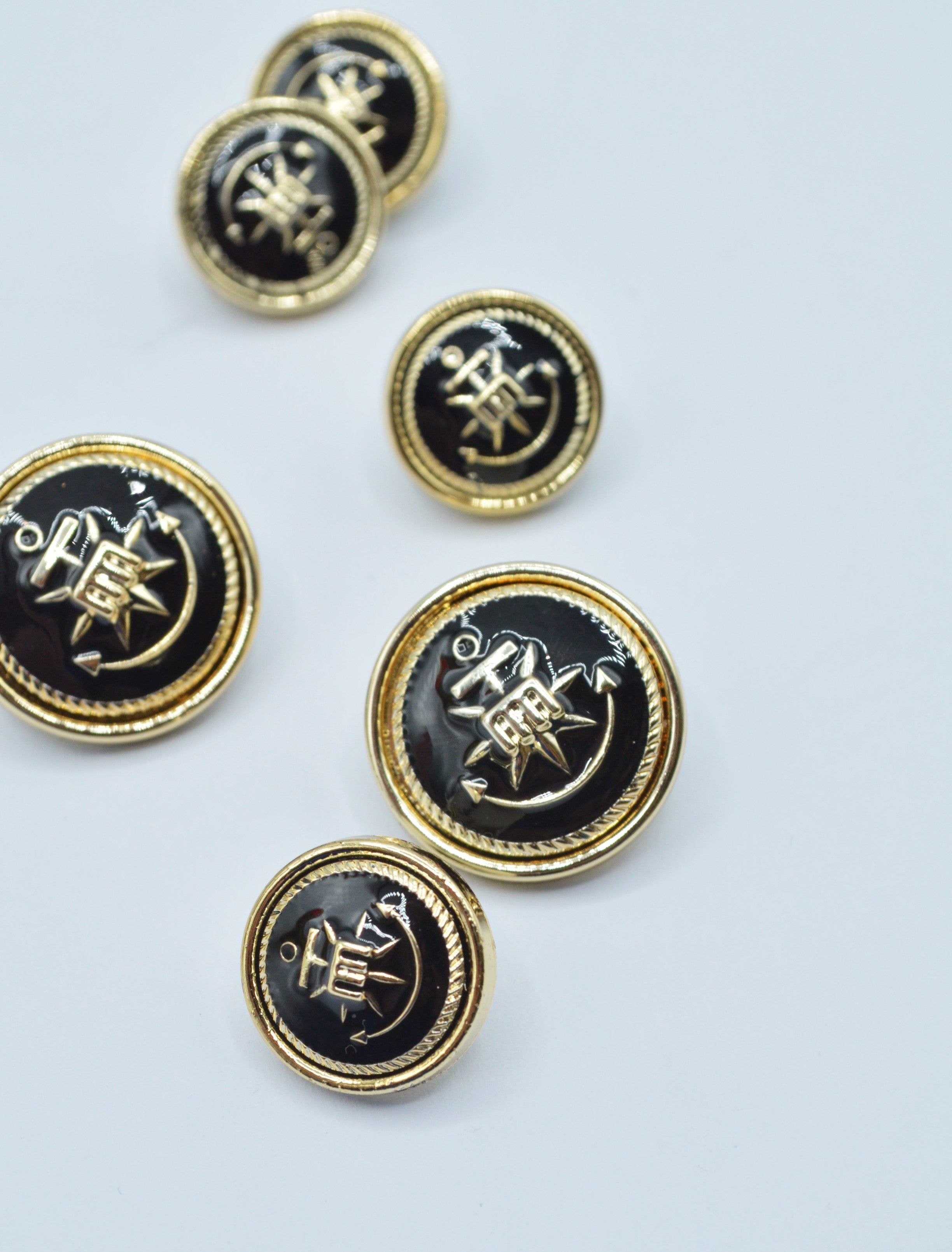 Nasturi De Plastic Negru Cu Auriu