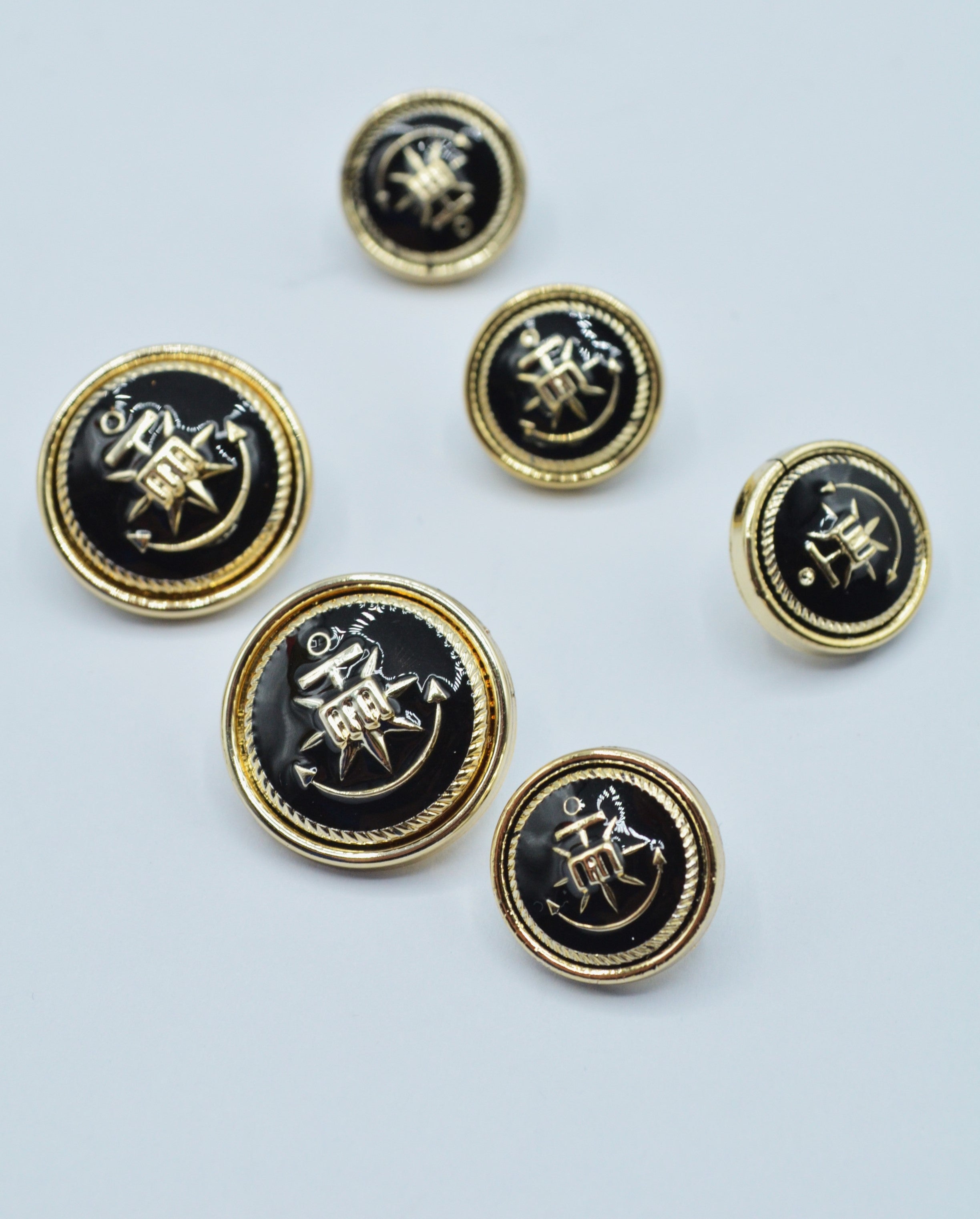 Nasturi De Plastic Negru Cu Auriu