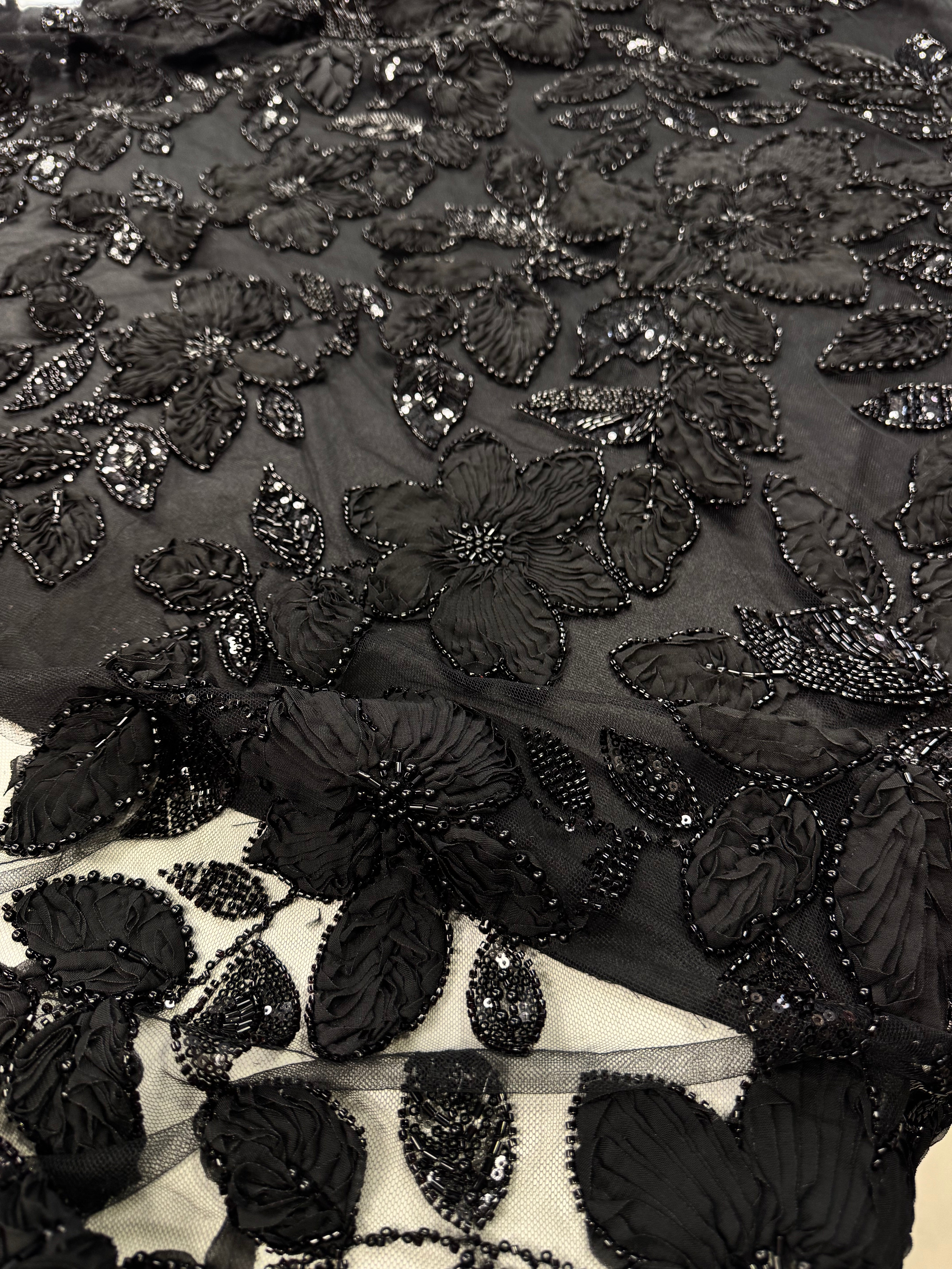 Broderie Decupabila, Negru