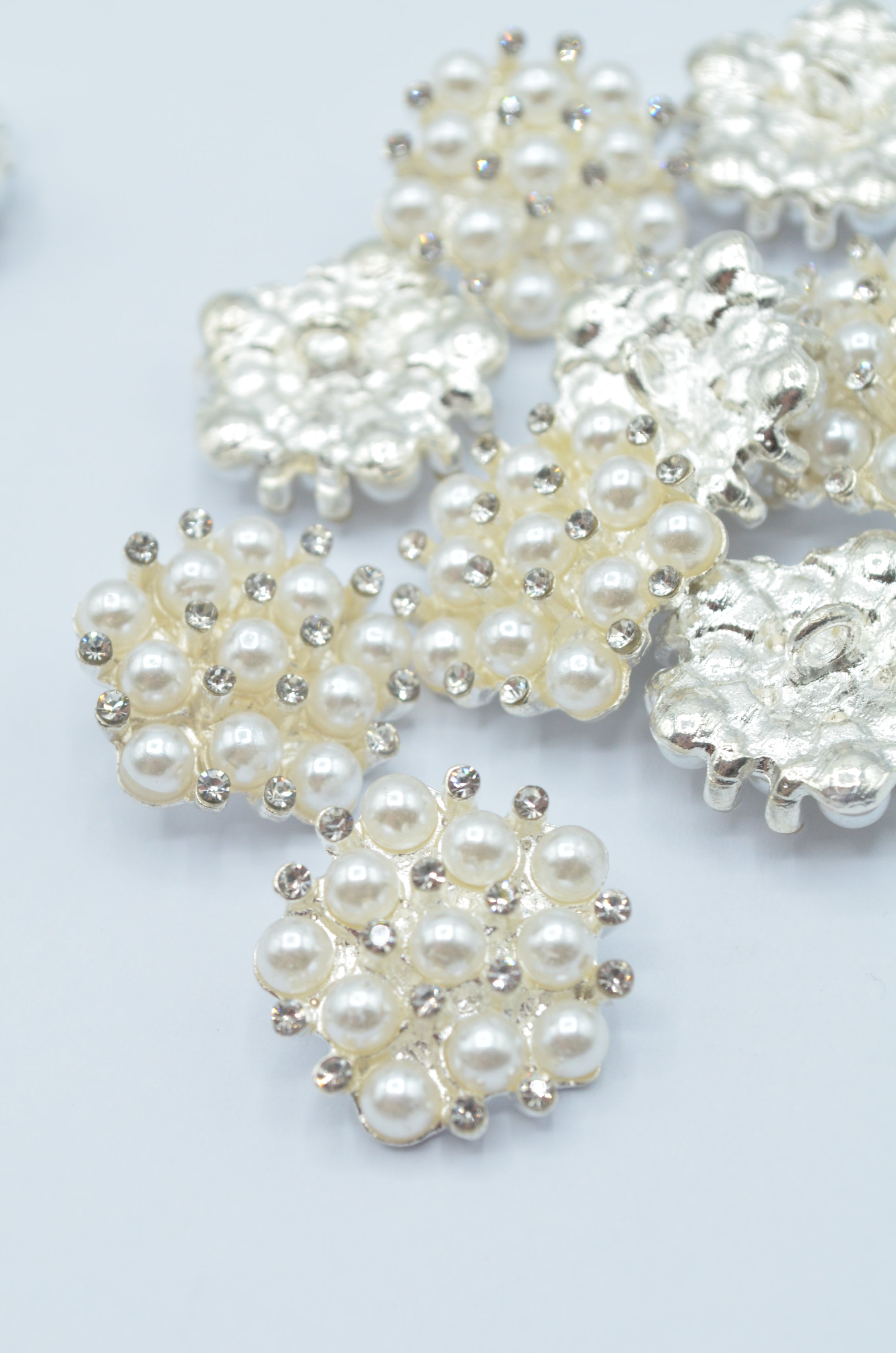 Nasturi Metalici Cu Strasuri Si Perle, 21mm