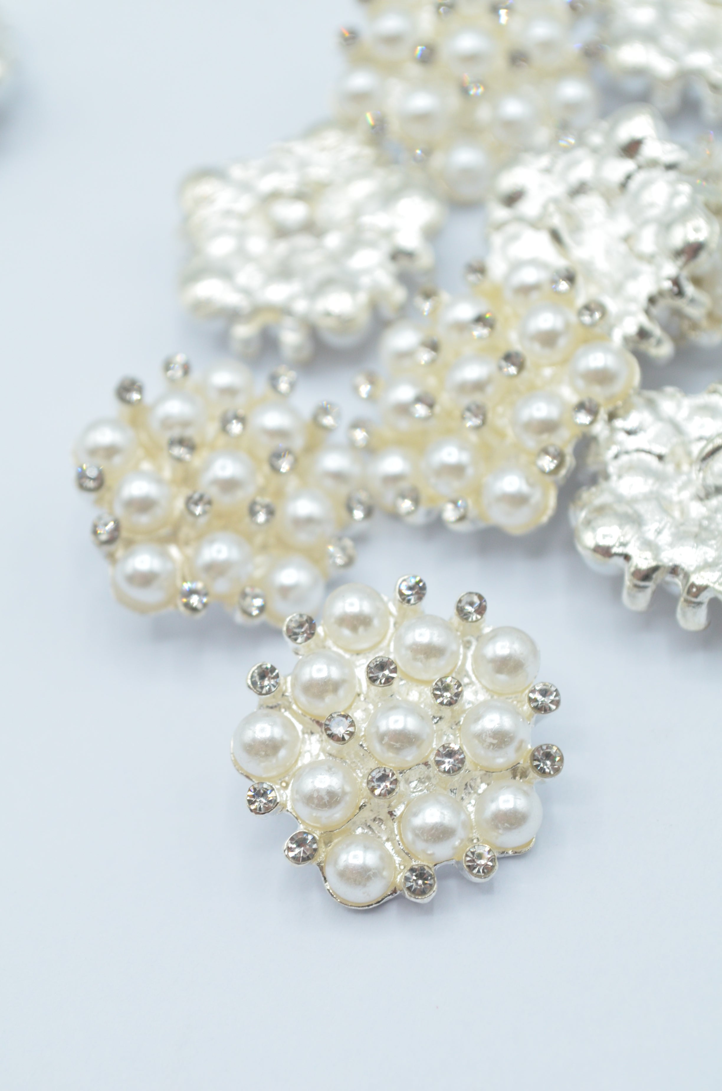 Nasturi Metalici Cu Strasuri Si Perle, 21mm