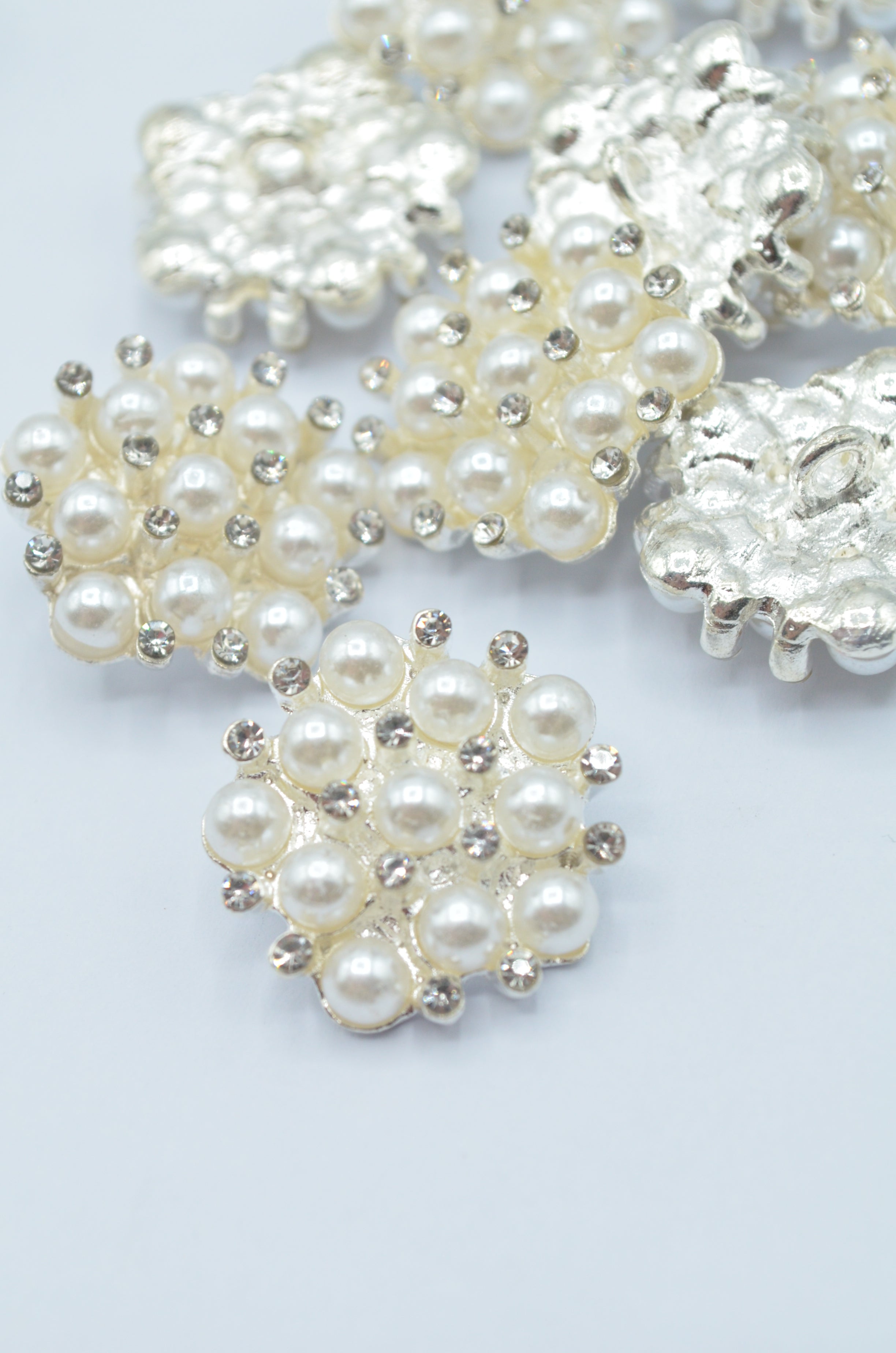 Nasturi Metalici Cu Strasuri Si Perle, 21mm