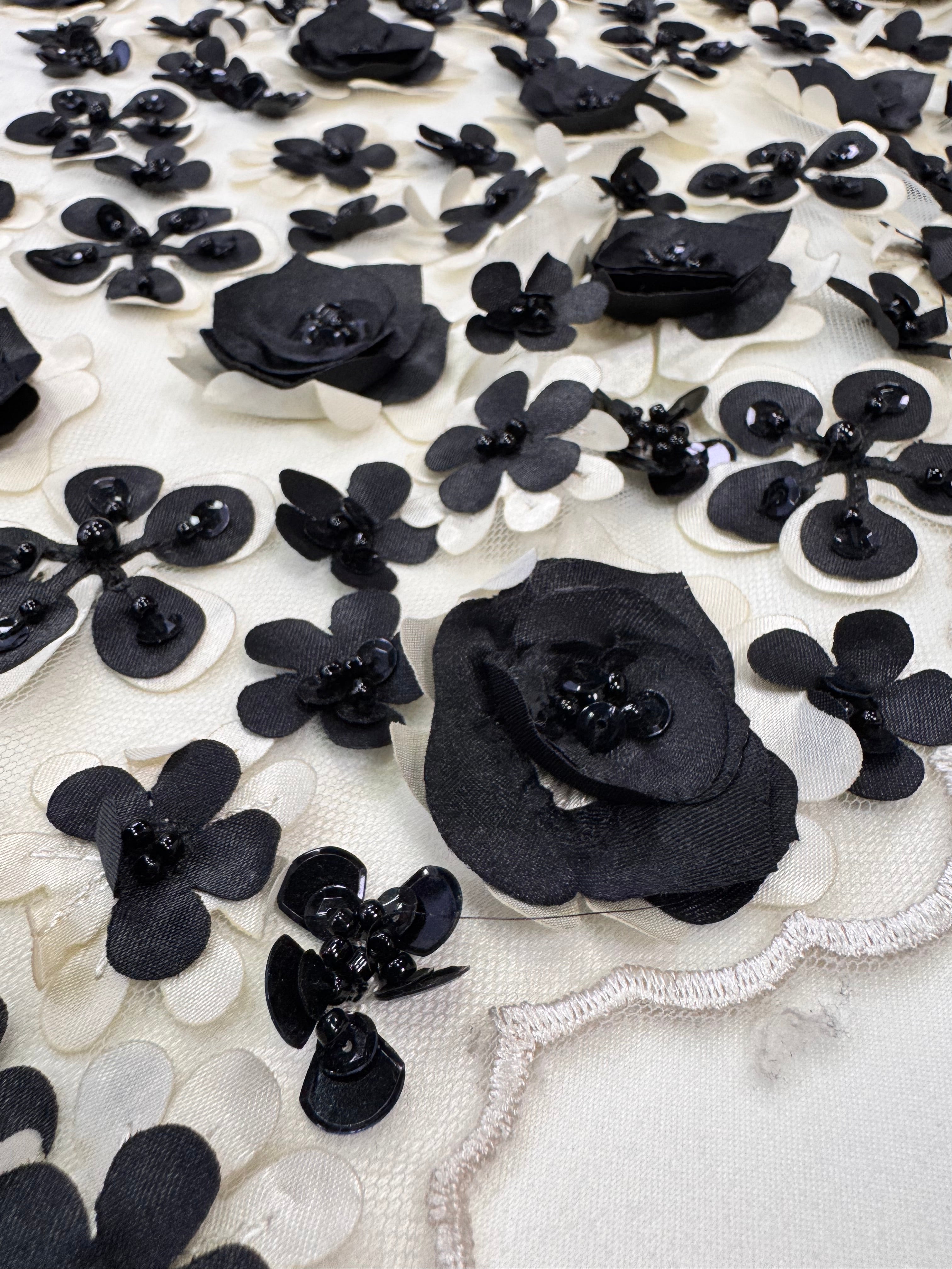 Broderie Pe Tull Crem Unt Cu Flori 3D Negre