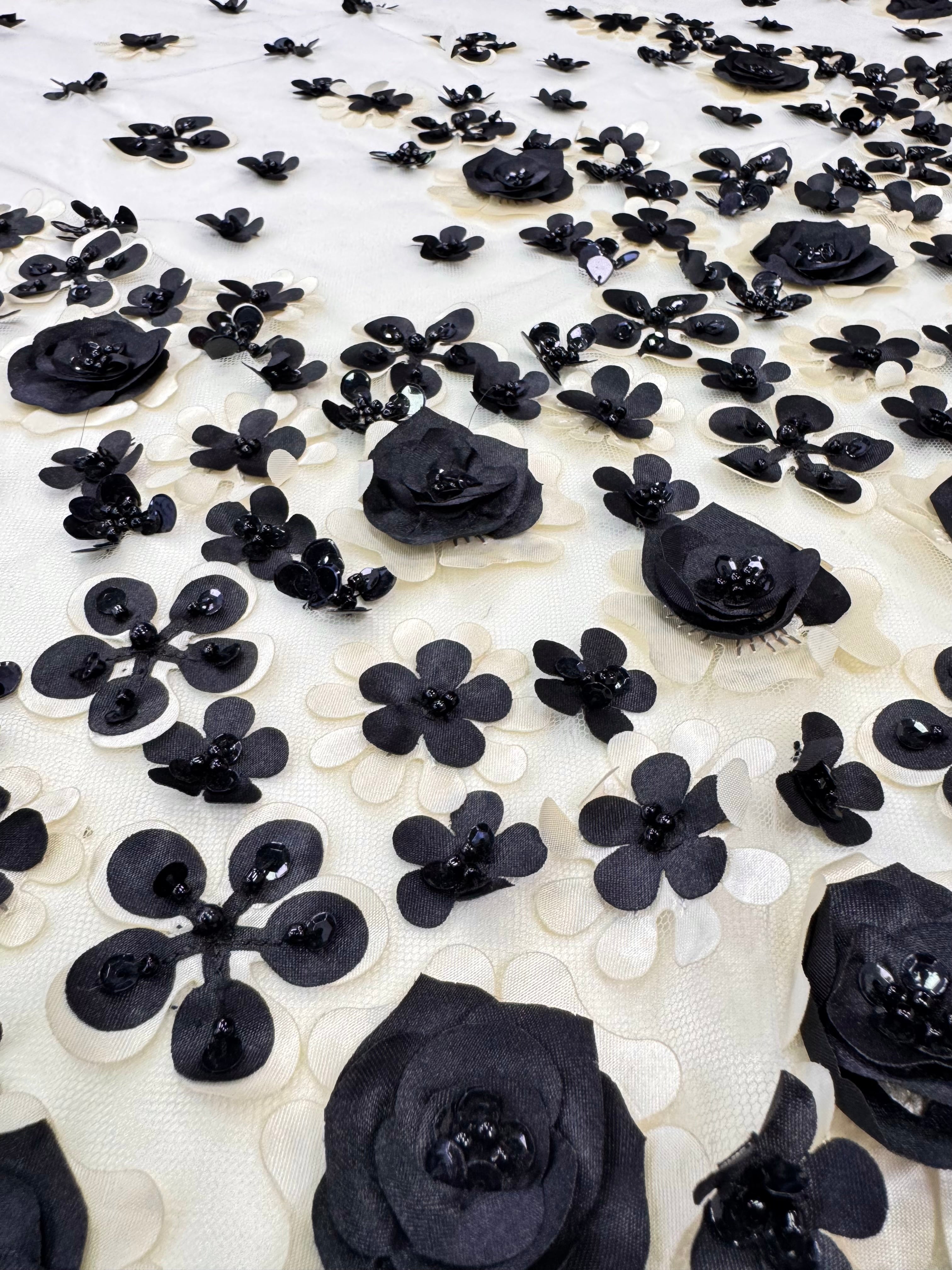 Broderie Pe Tull Crem Unt Cu Flori 3D Negre