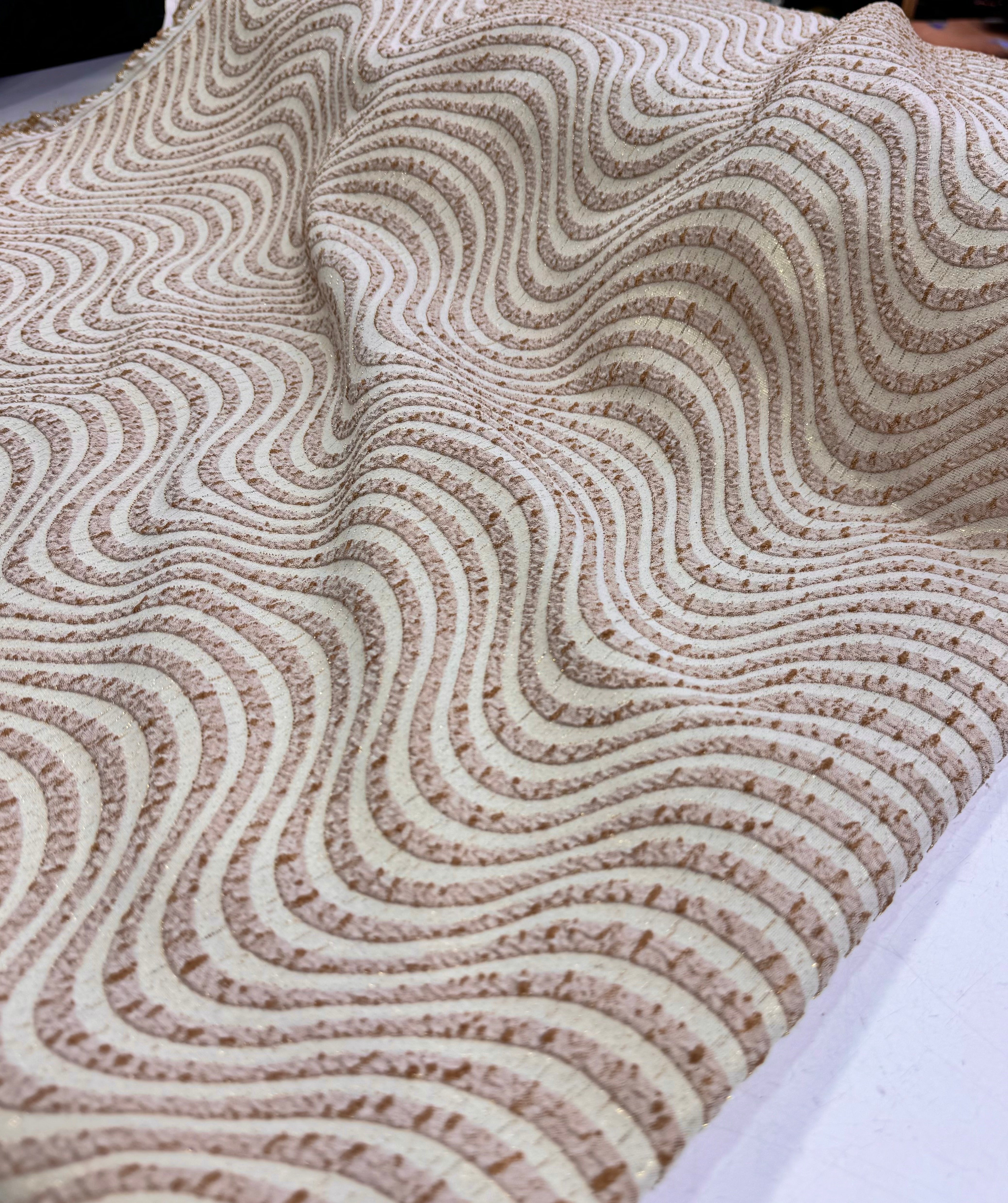 Brocard elastic cu fir lurex auriu