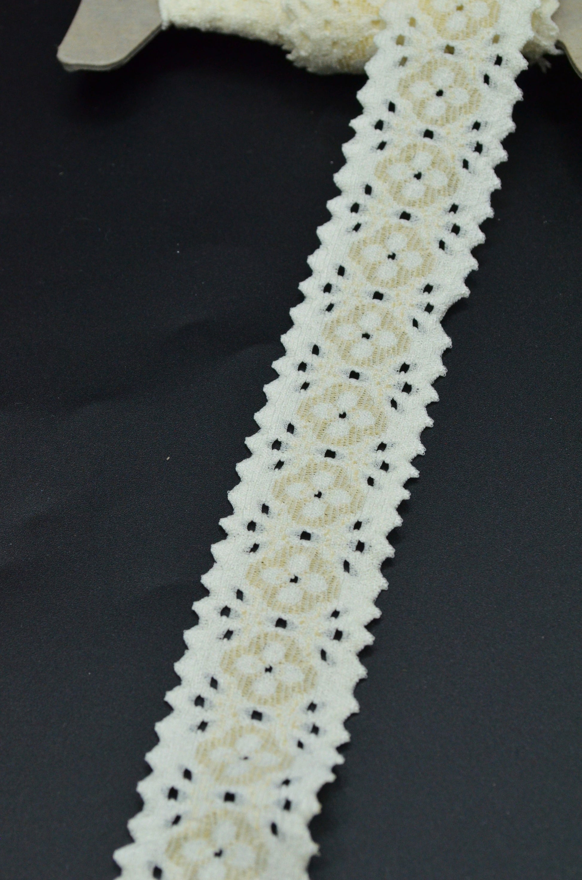 Dantela Elastica 3.4cm, Crem