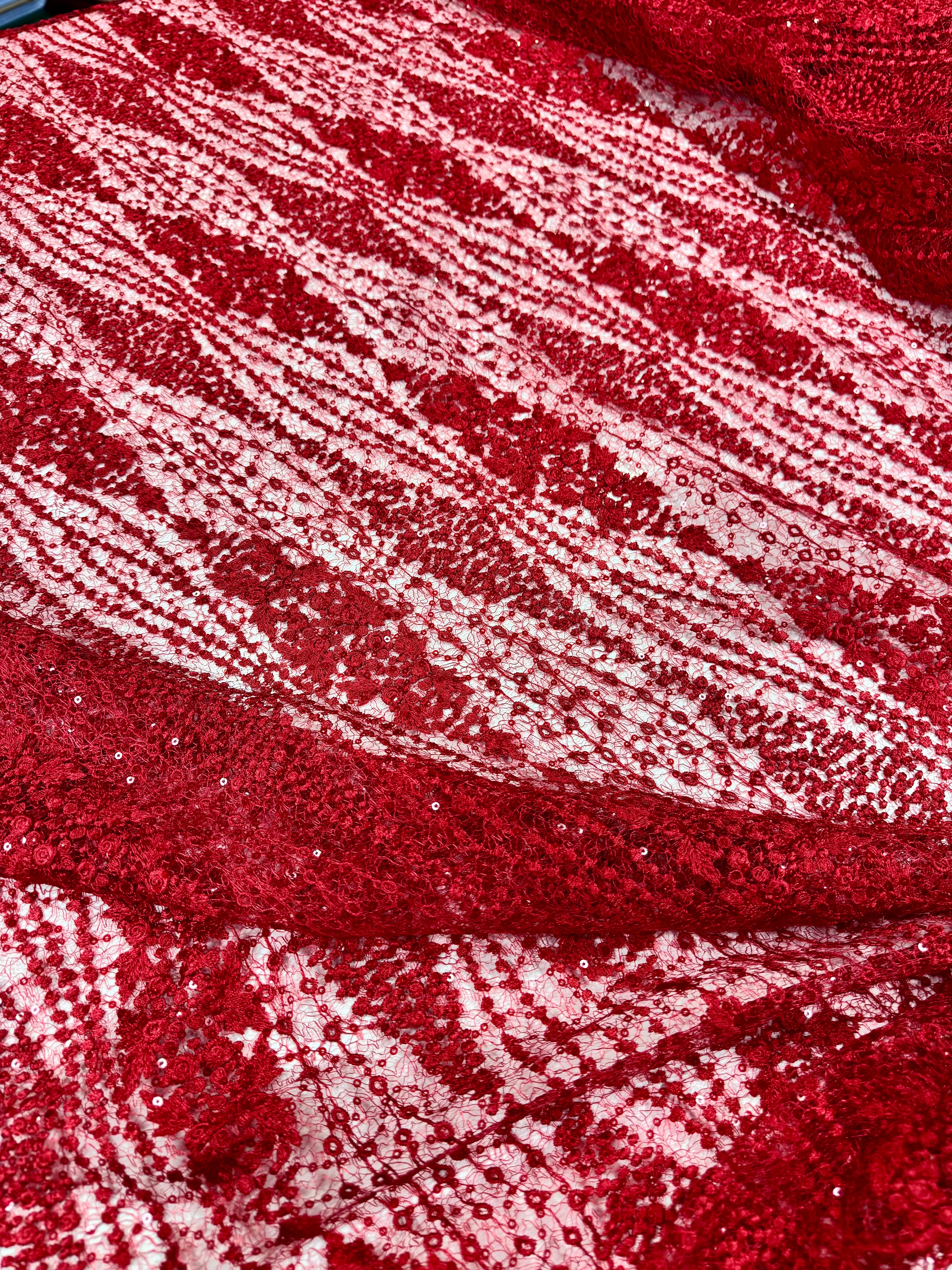 Broderie Cu Insertie De Paiete Fine, Rosu