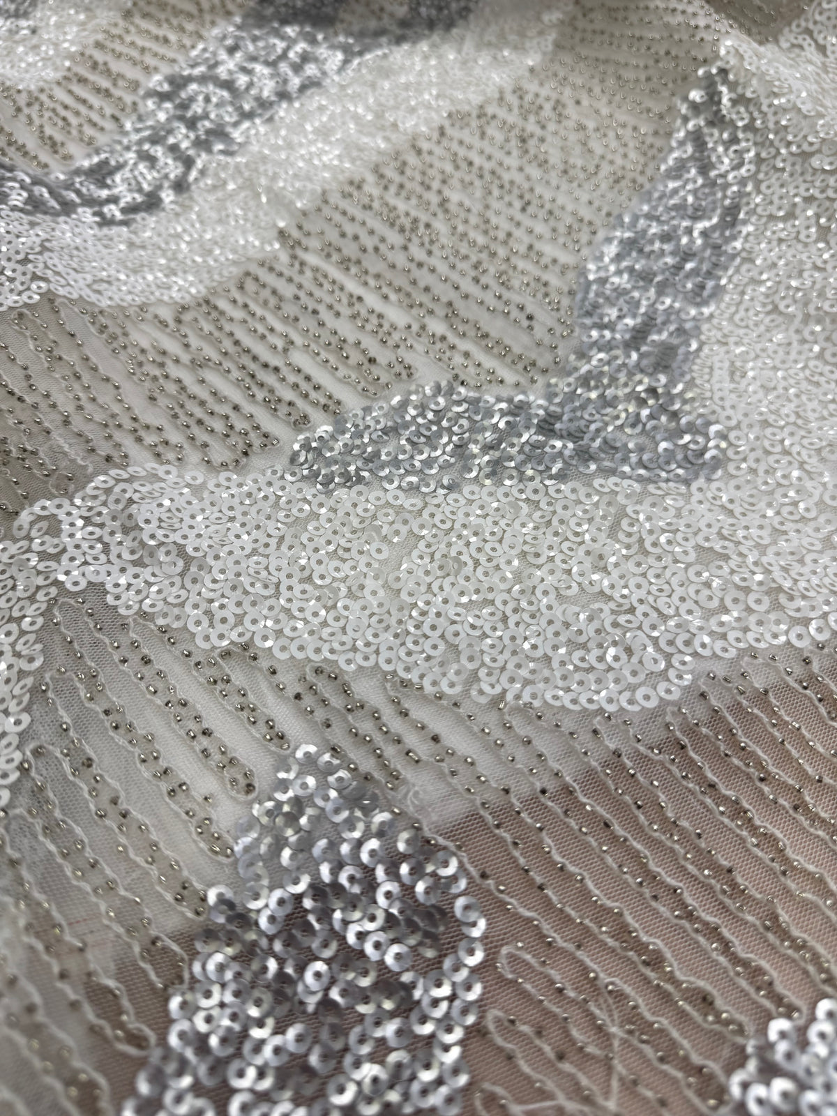 Broderie Alba Cu Margele Si Paiete