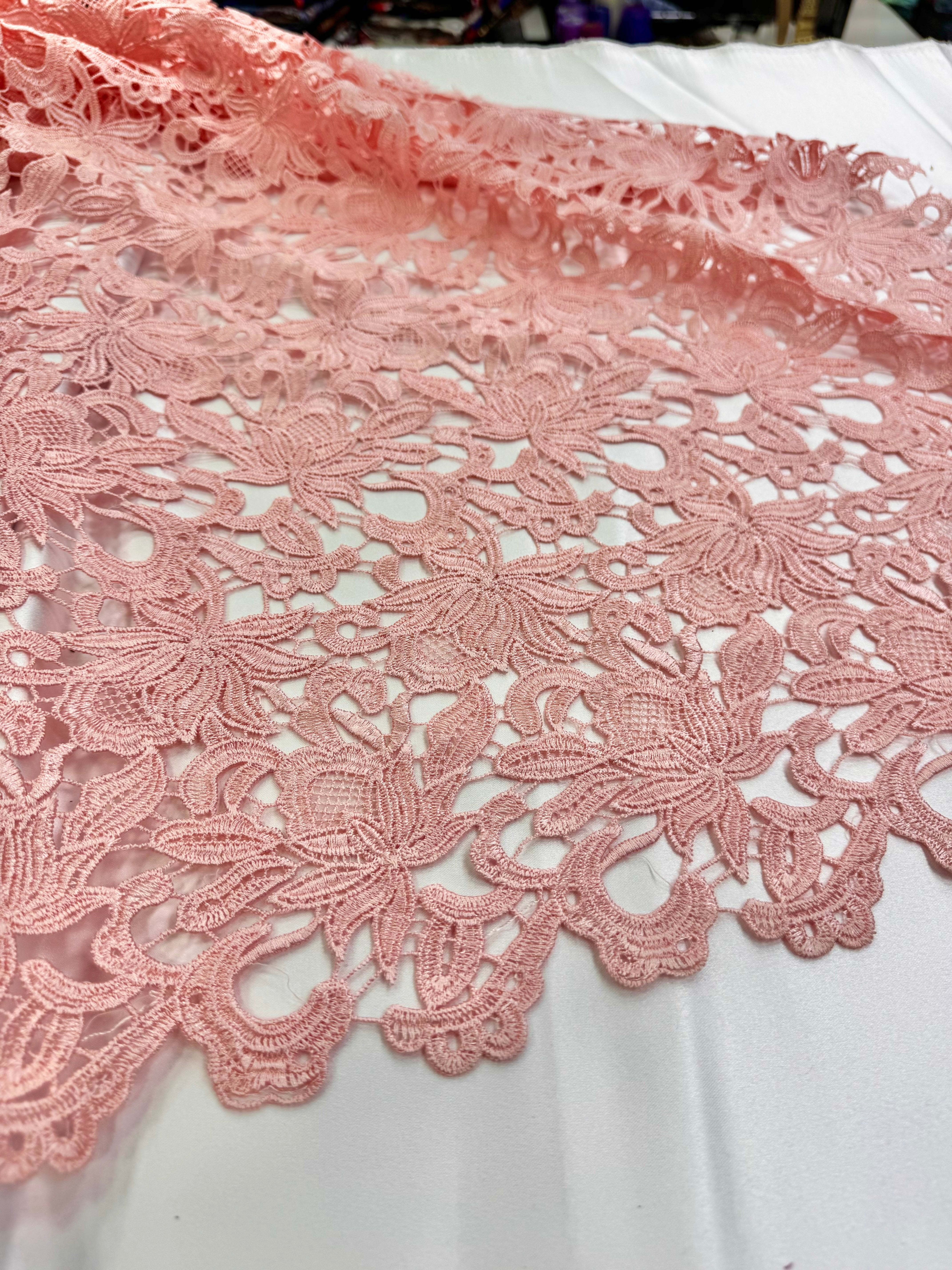 Broderie Sparta, Roz somon