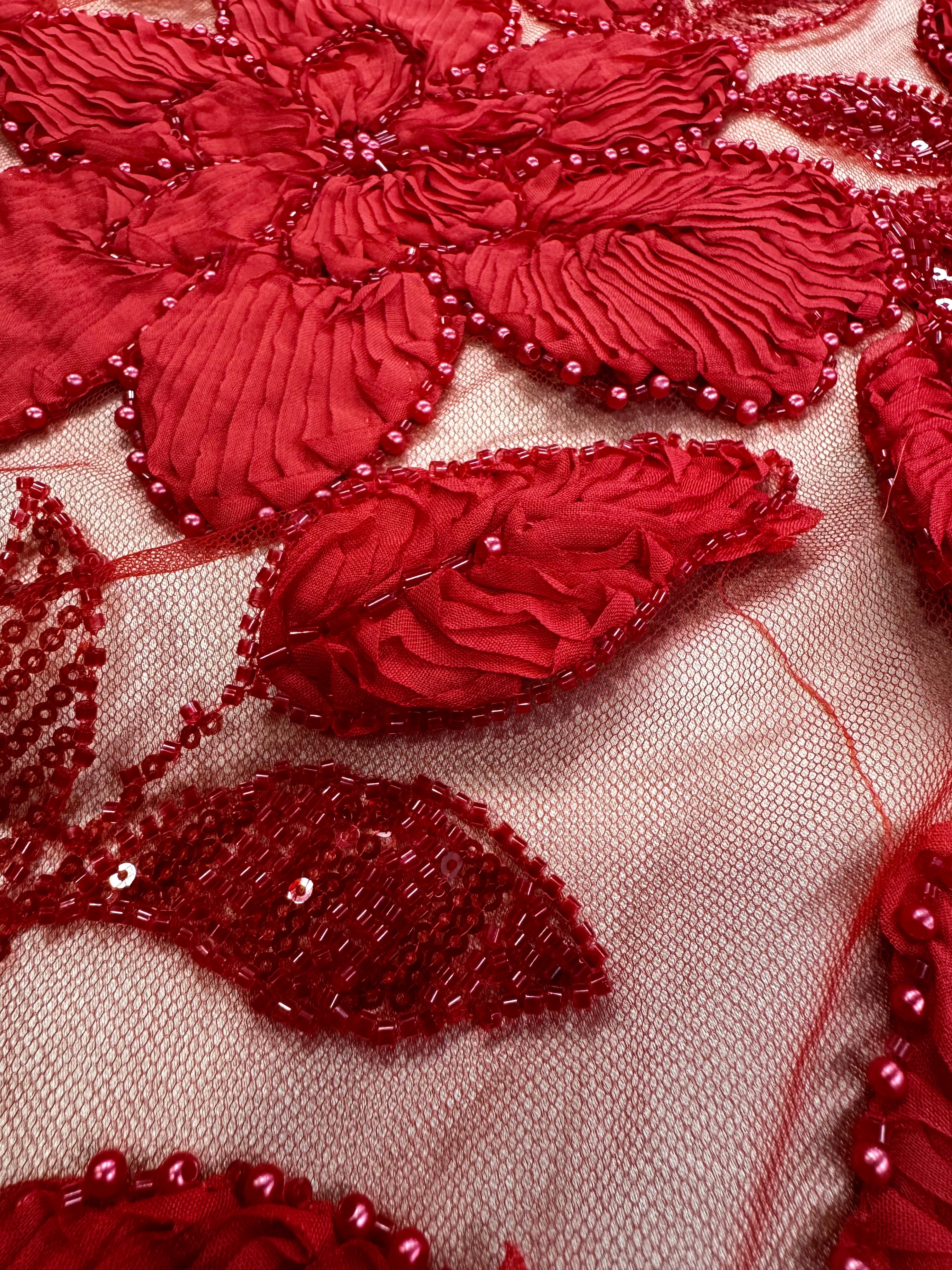 Broderie Decupabila, Rosu