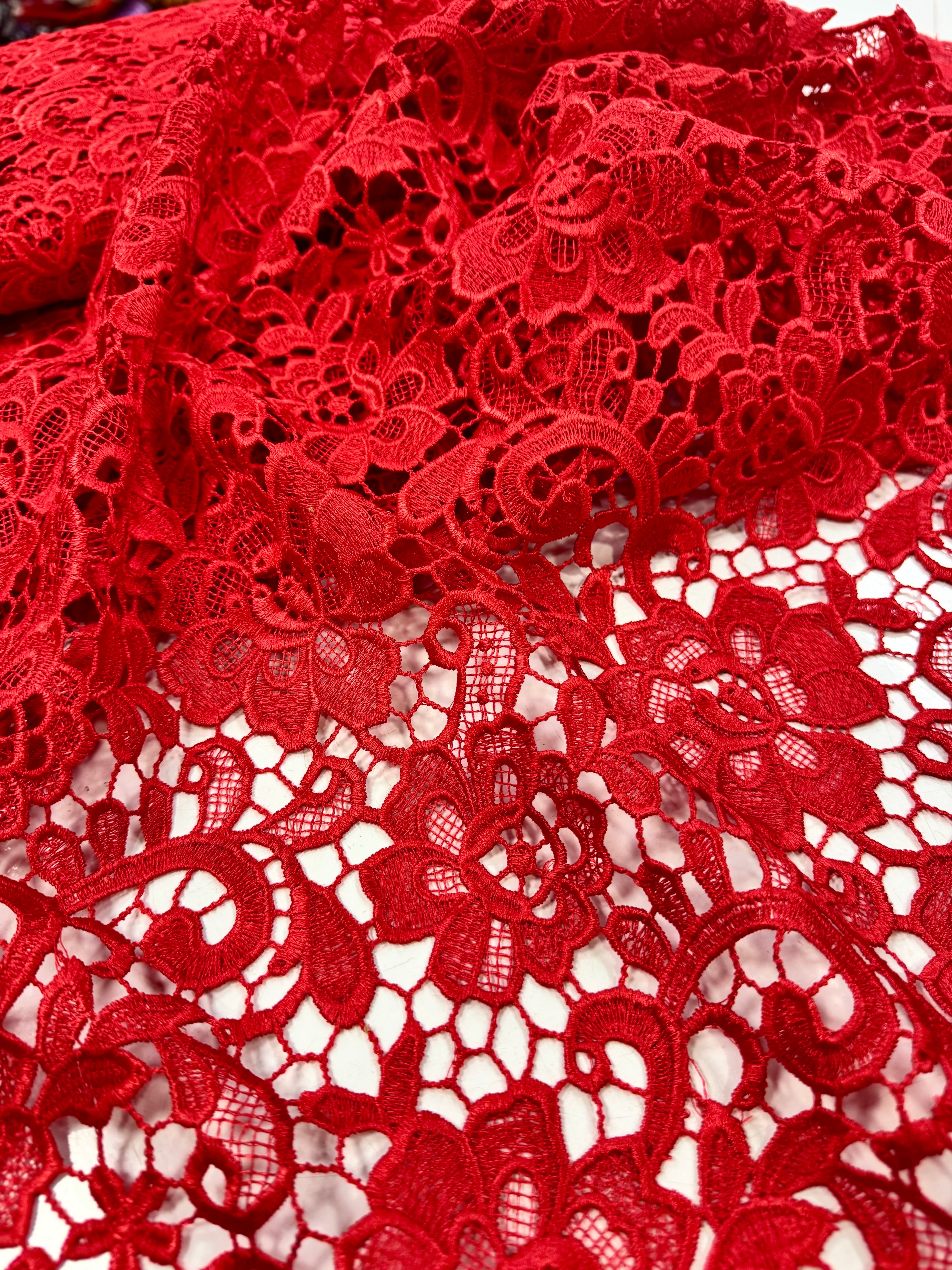 Broderie Sparta, Rosu