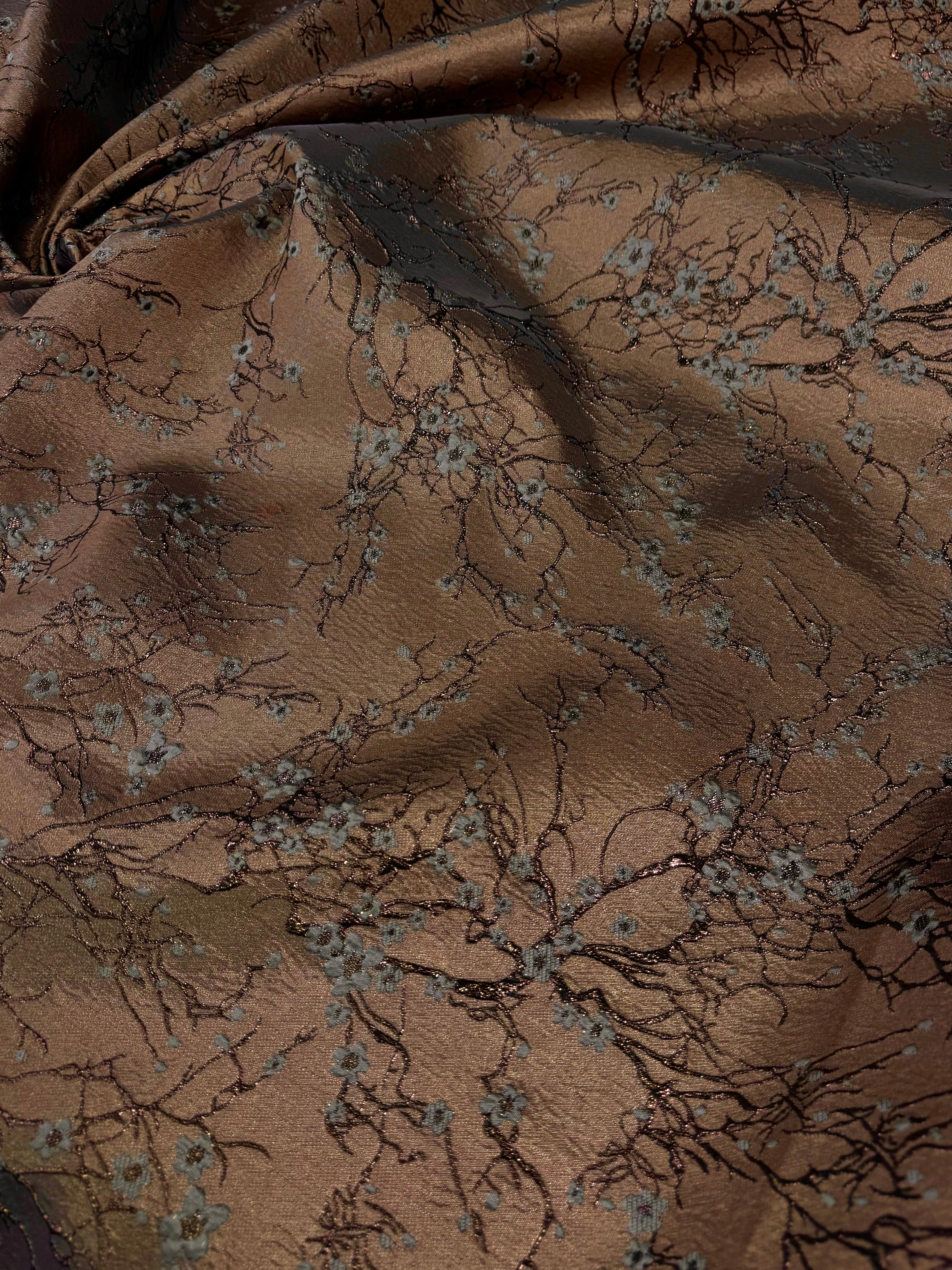 Brocard Cu Fir Lame, Maro