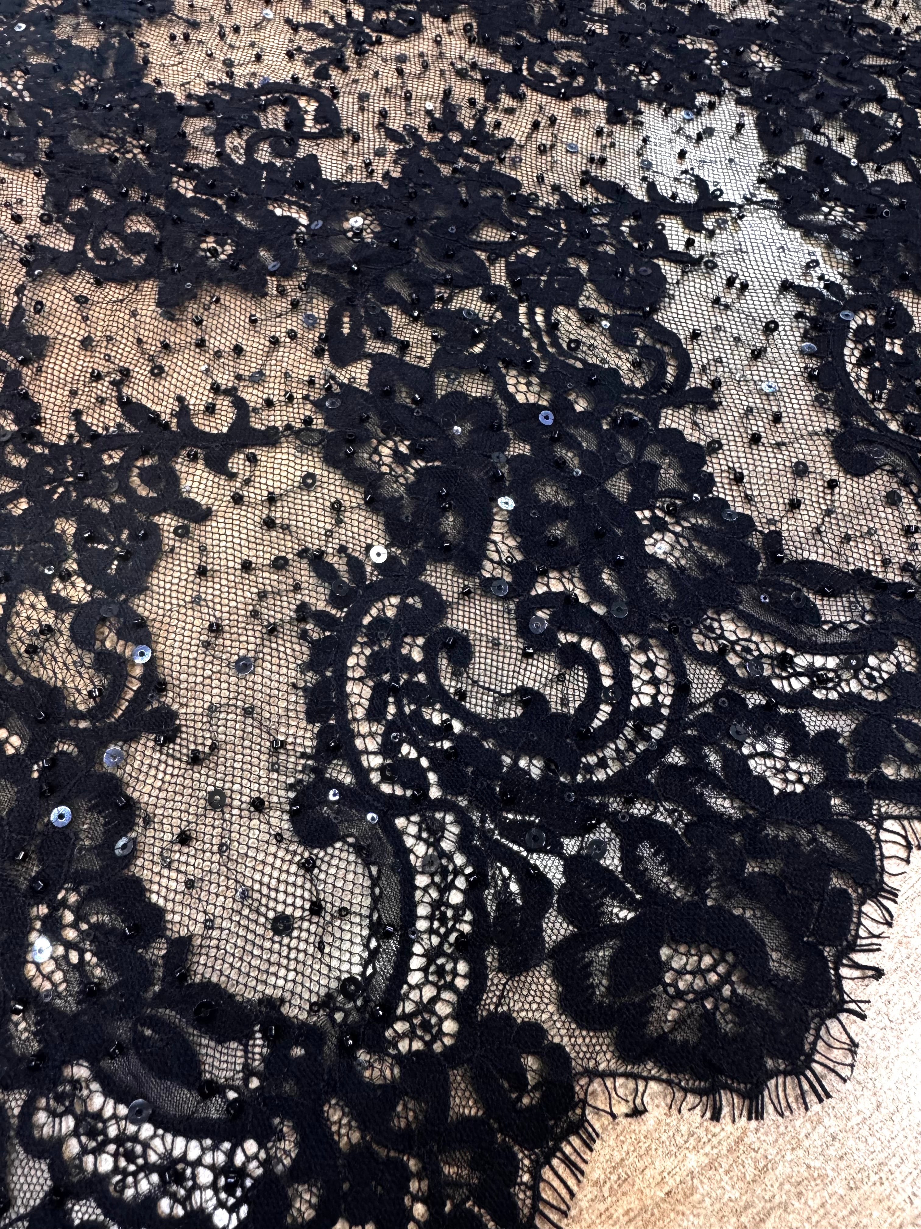 Dantela Chantilly Cu Margele Si Paiete Fine, Negru