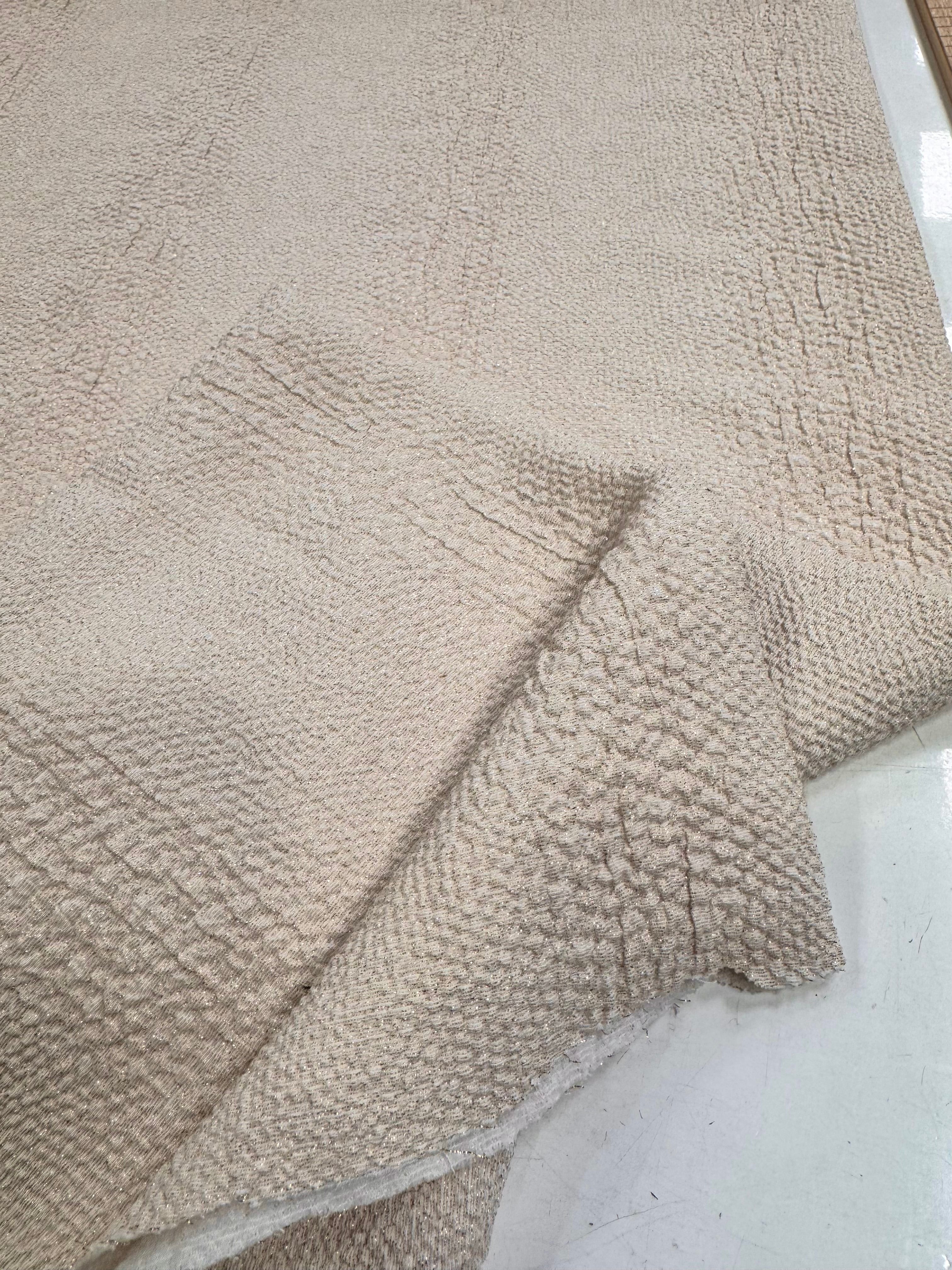 Brocard elastic cu fir lurex auriu