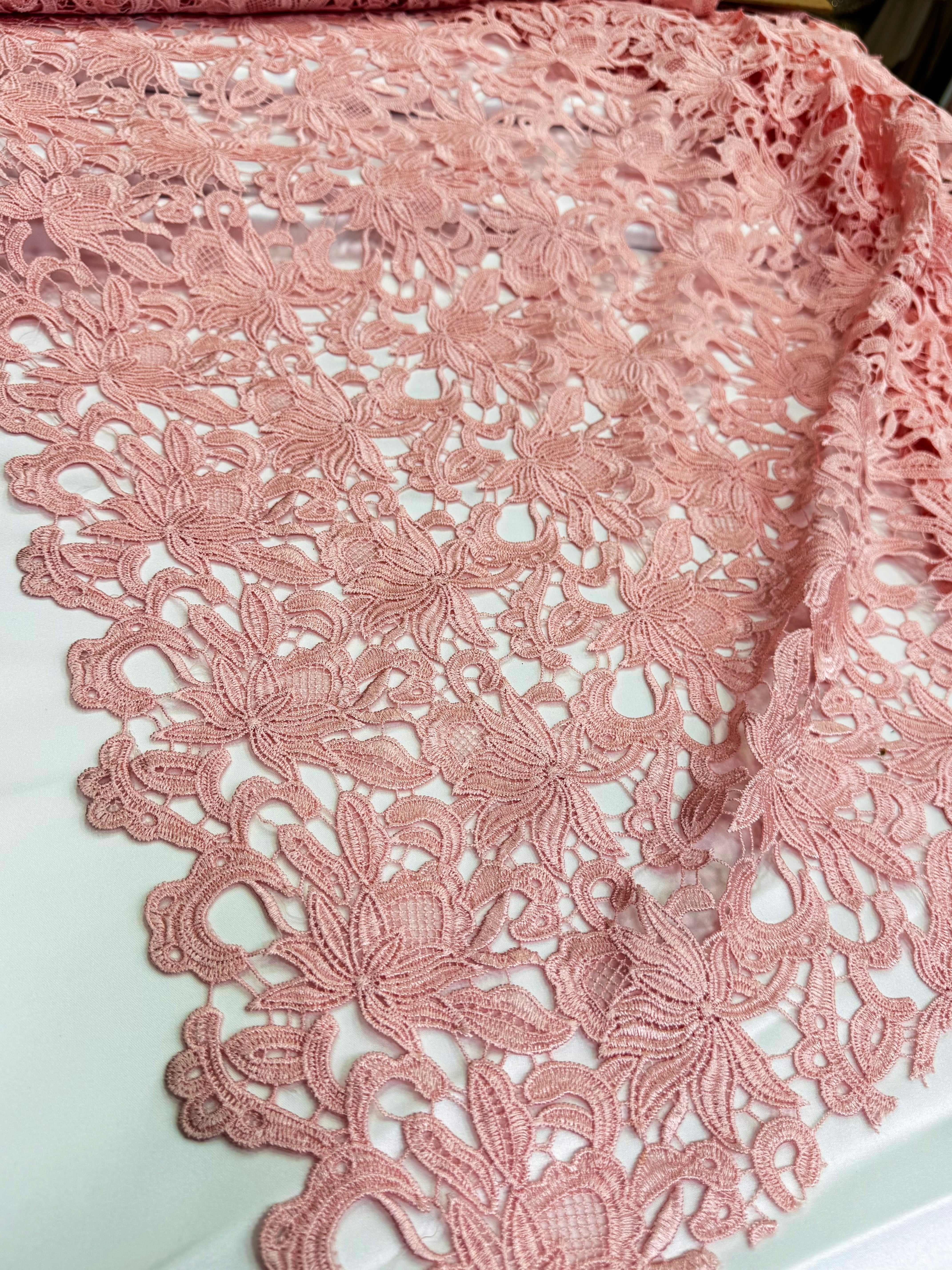Broderie Sparta, Roz somon