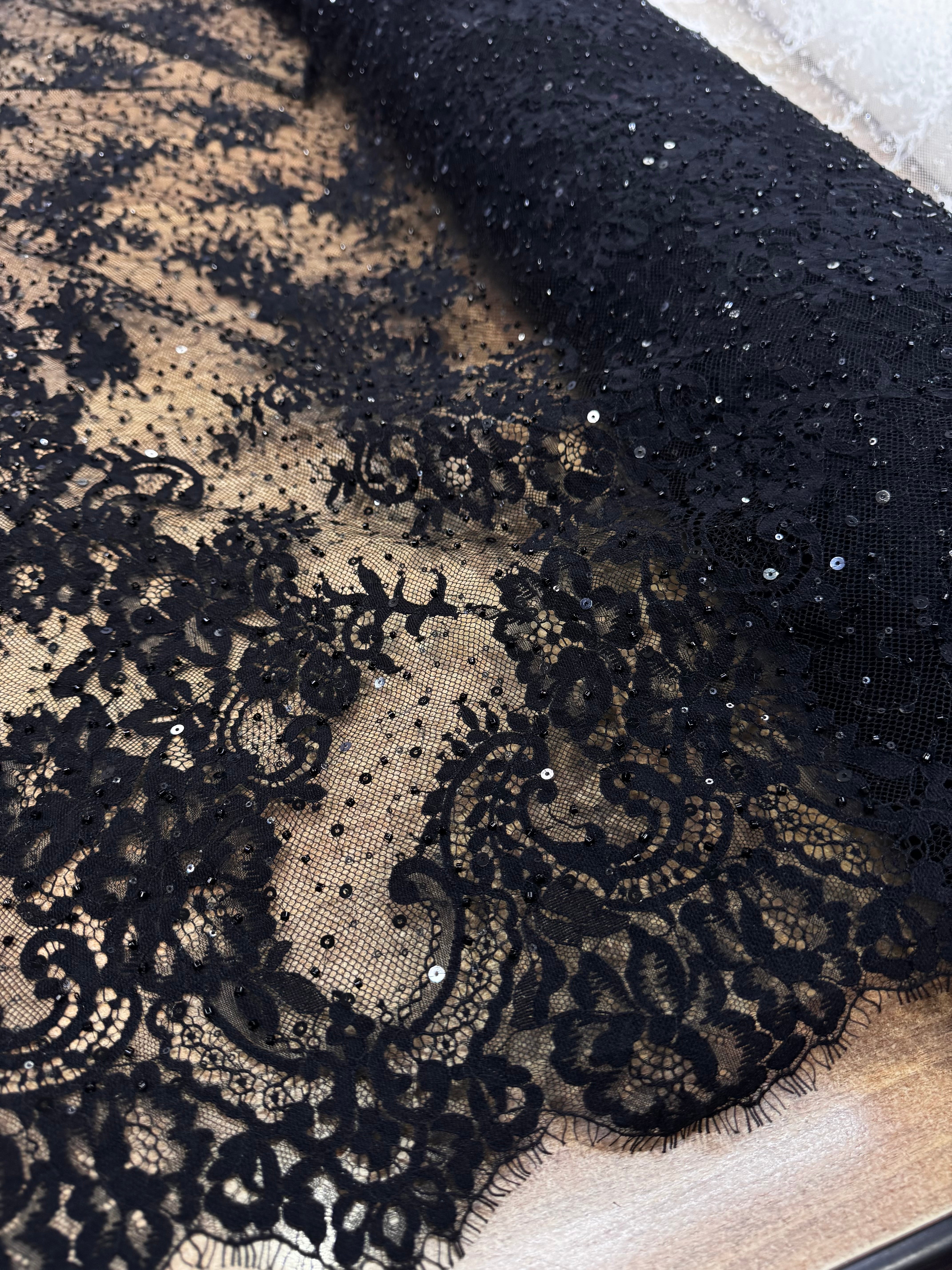 Dantela Chantilly Cu Margele Si Paiete Fine, Negru