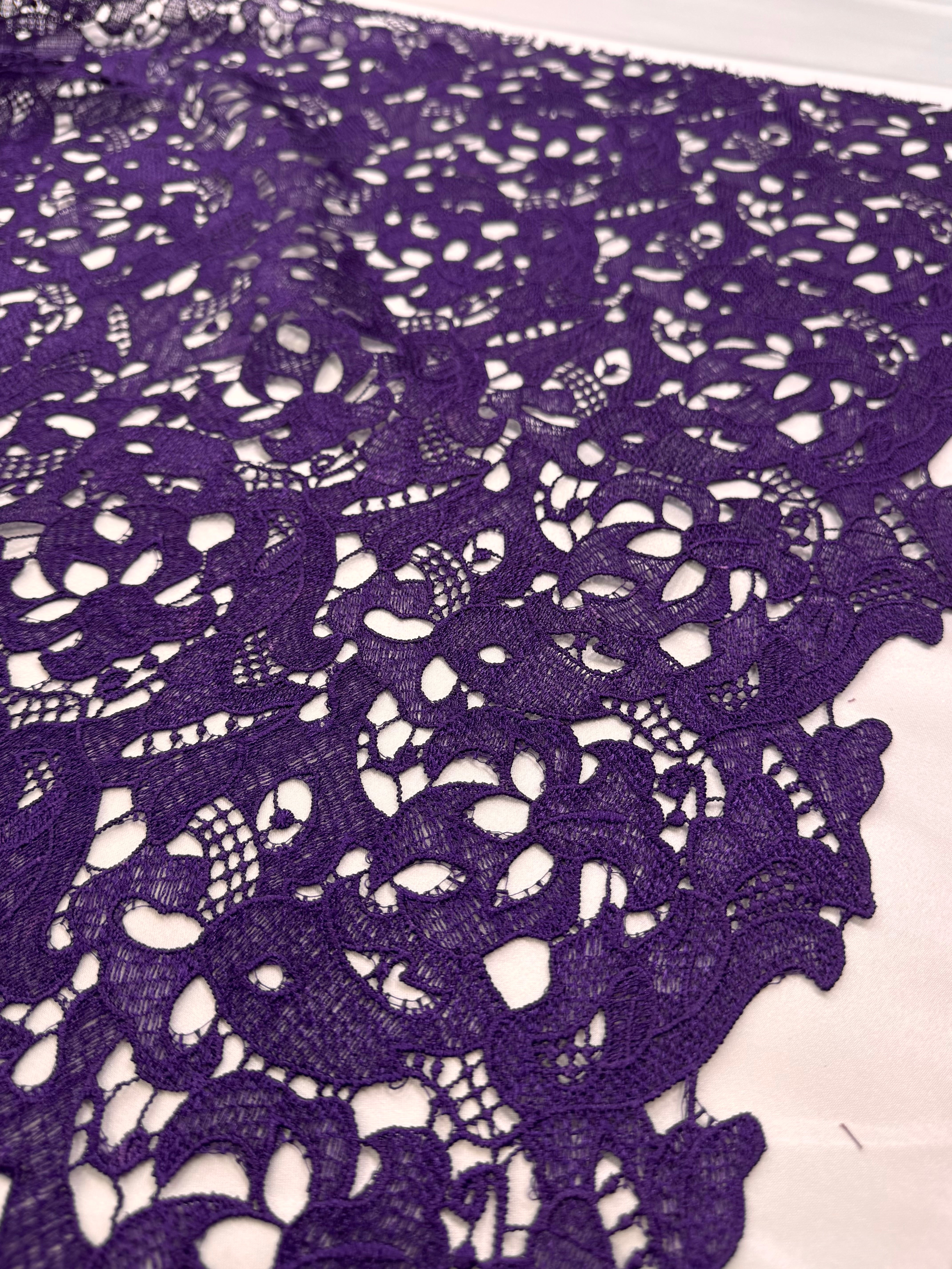 Broderie Sparta, Mov