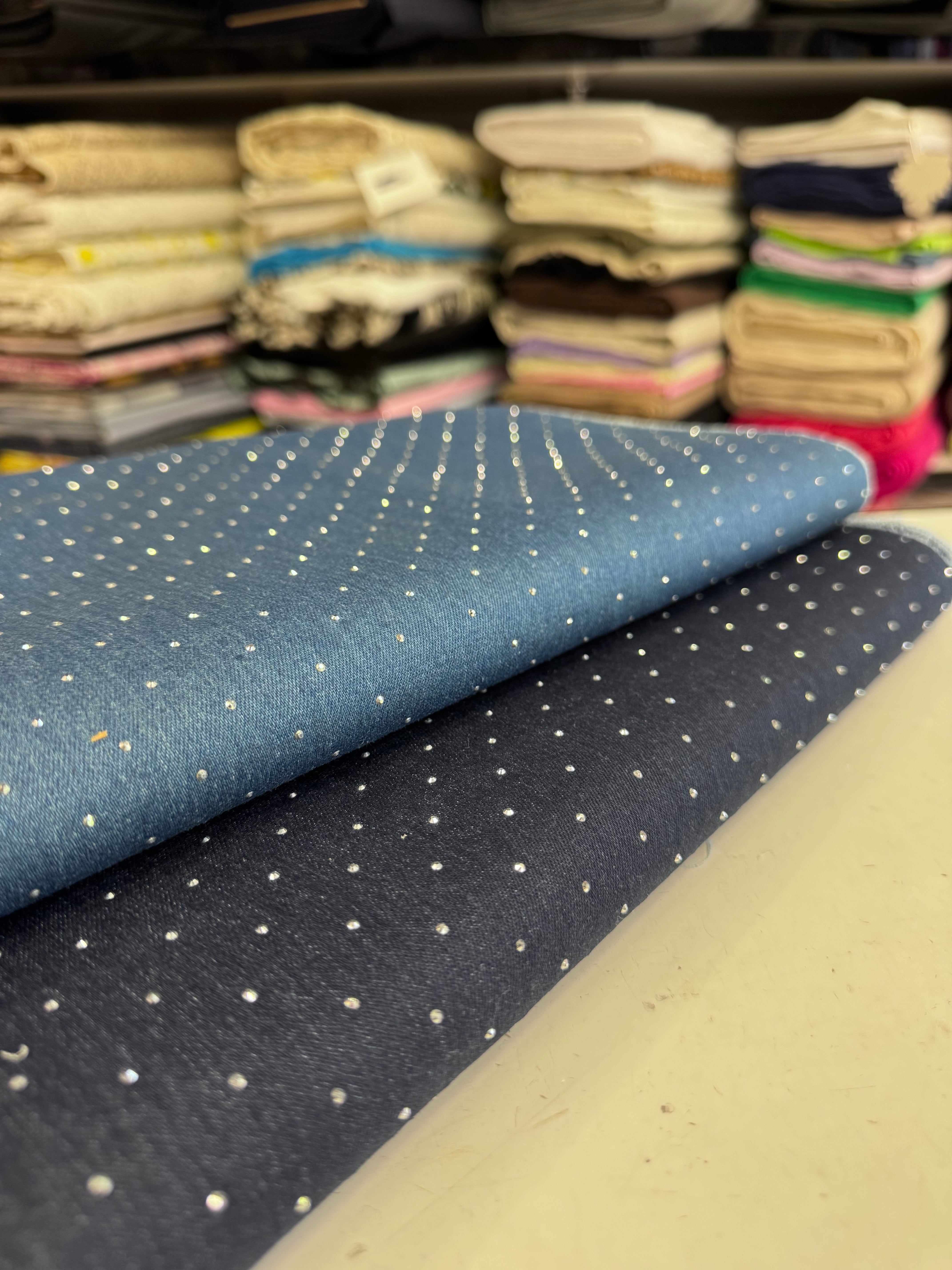 Denim ușor elastic cu strasuri