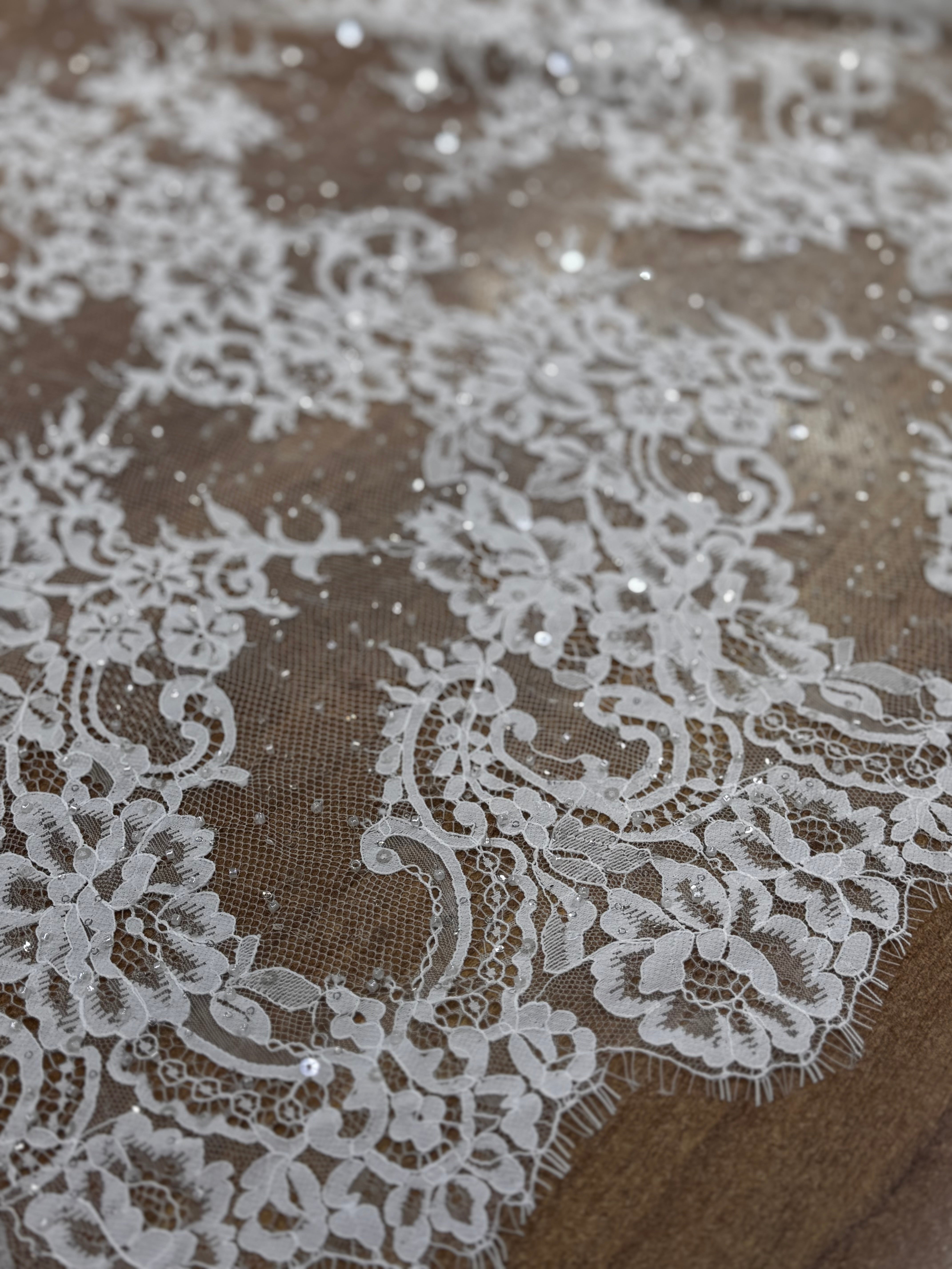 Dantela Chantilly Cu Margele Si Paiete Fine