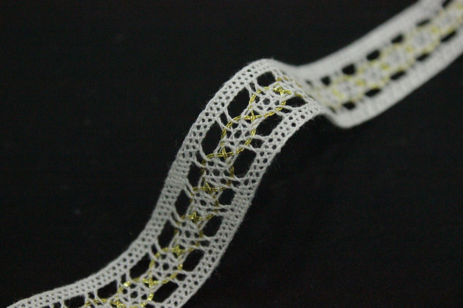 Dantela De Bumbac, 15mm, Alb Cu Auriu